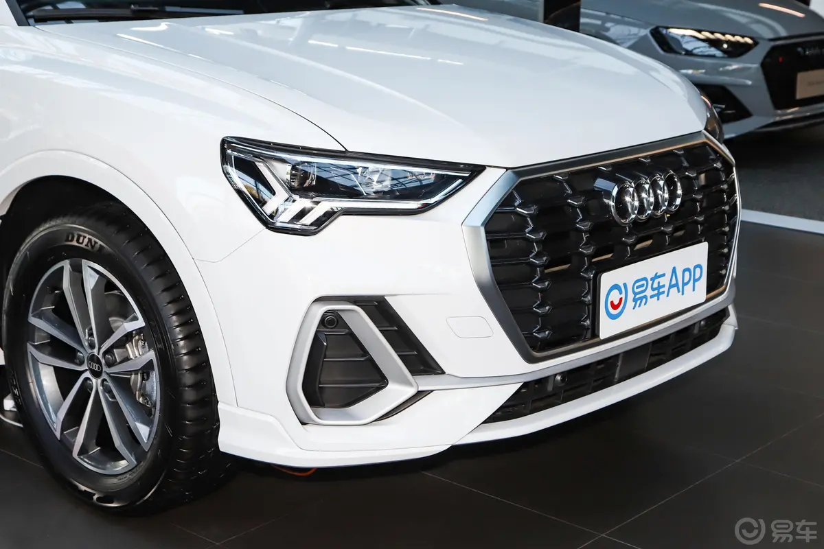 奥迪Q335 TFSI 进取动感型前格栅侧俯拍