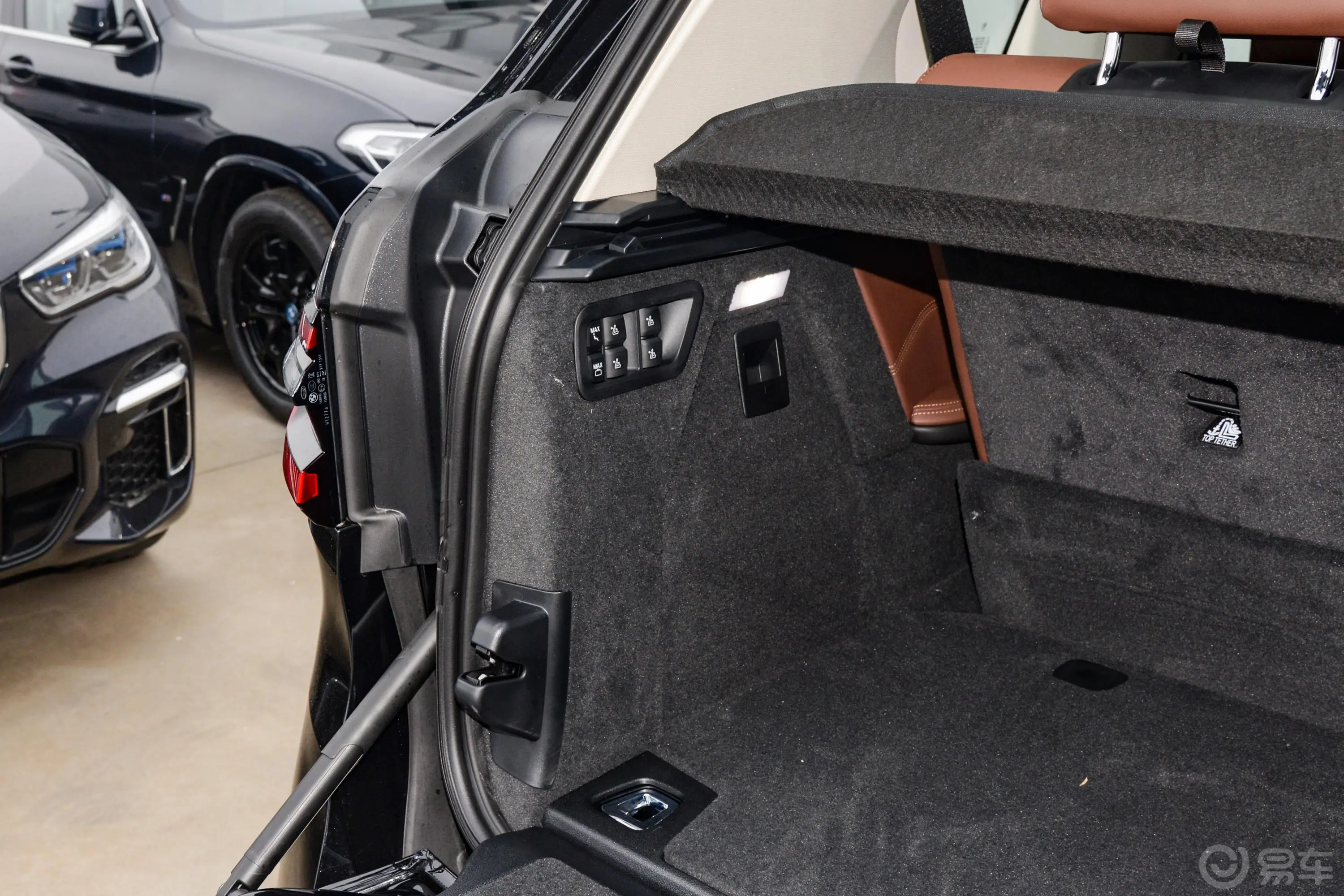 宝马X7xDrive40i 领先型 豪华套装后备厢