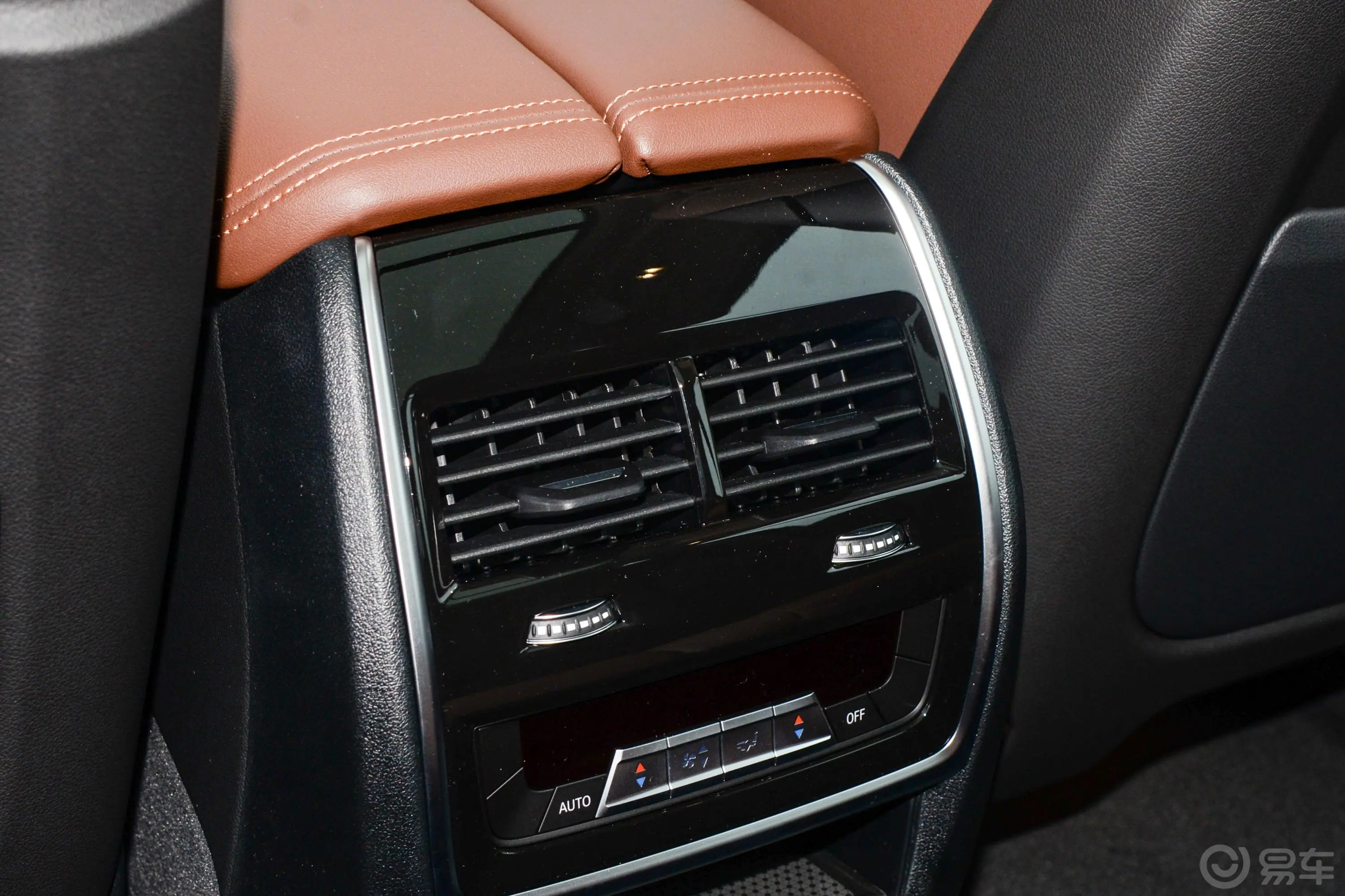 宝马X7xDrive40i 领先型 豪华套装后排功能