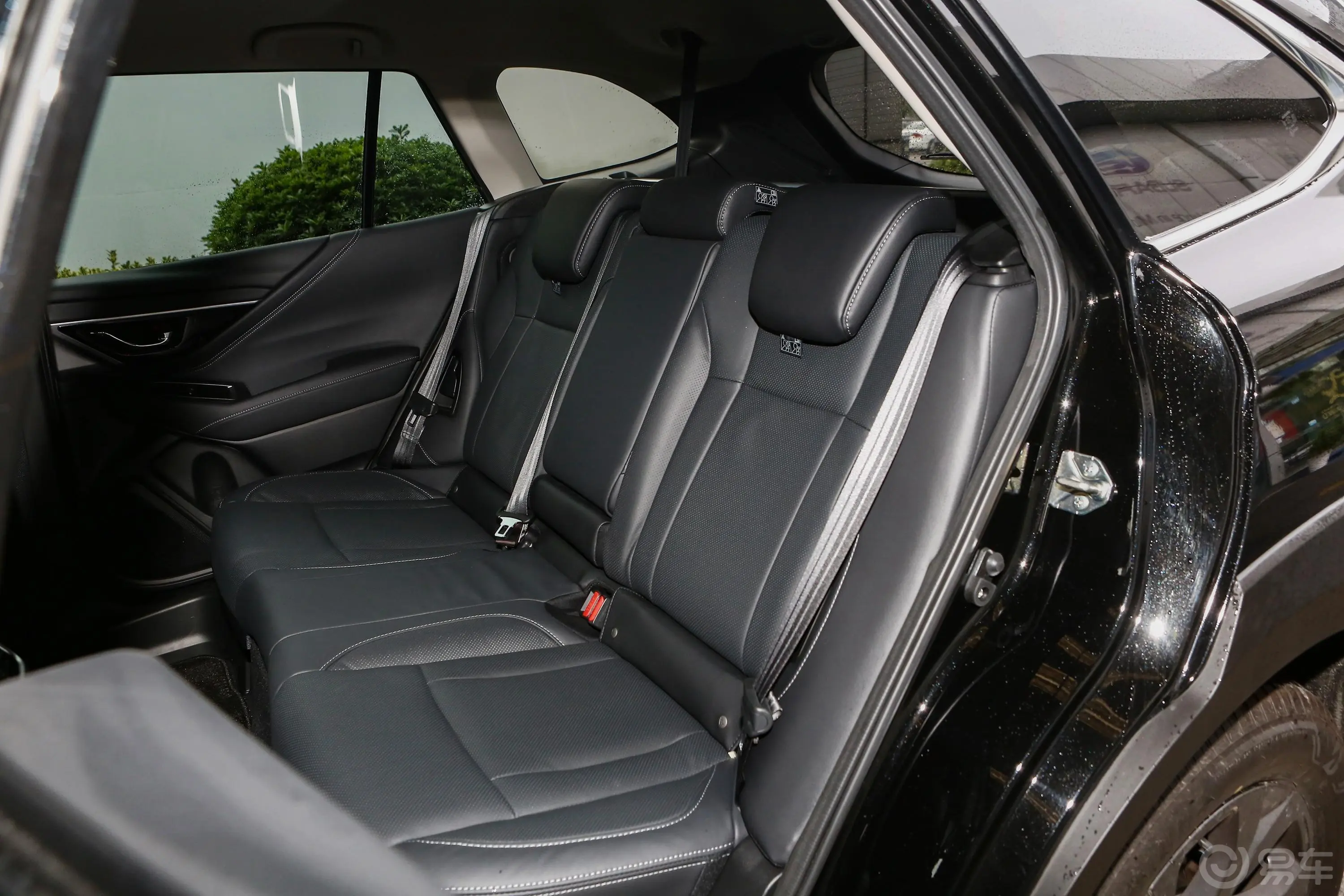傲虎2.5i AWD运动版Eyesight后备箱内座椅放倒按钮