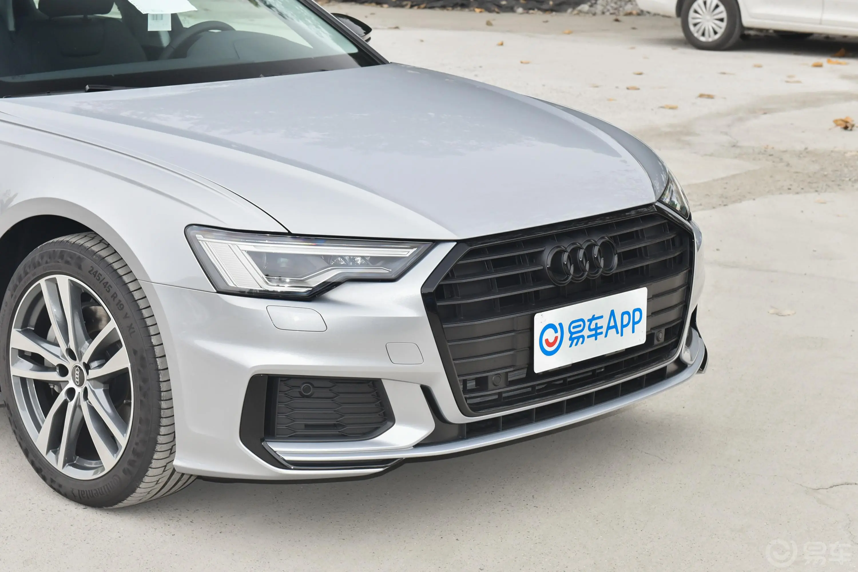 奥迪A6Avant 45 TFSI quattro 臻选动感型前格栅侧俯拍