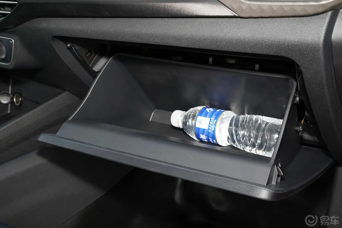 宝典1.8T 两驱标轴舒享版 汽油手套箱空间水瓶横置