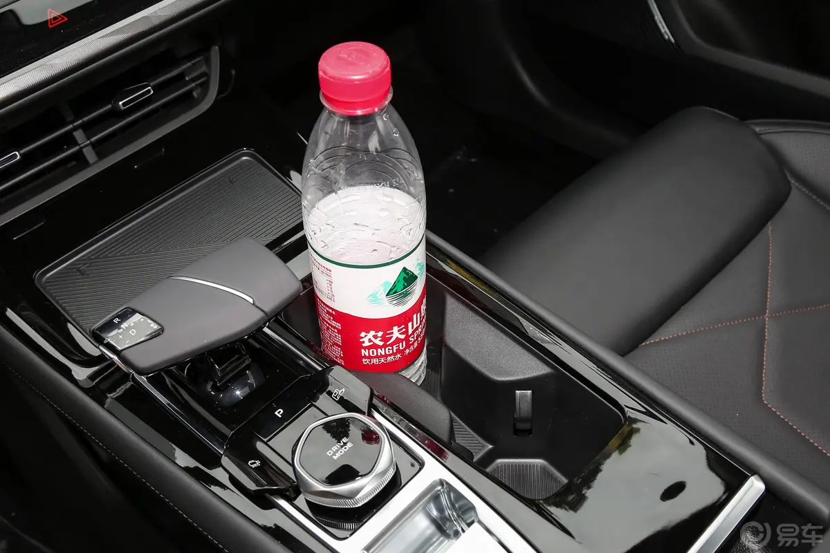 锐程PLUS1.5T 领悦型前排杯架