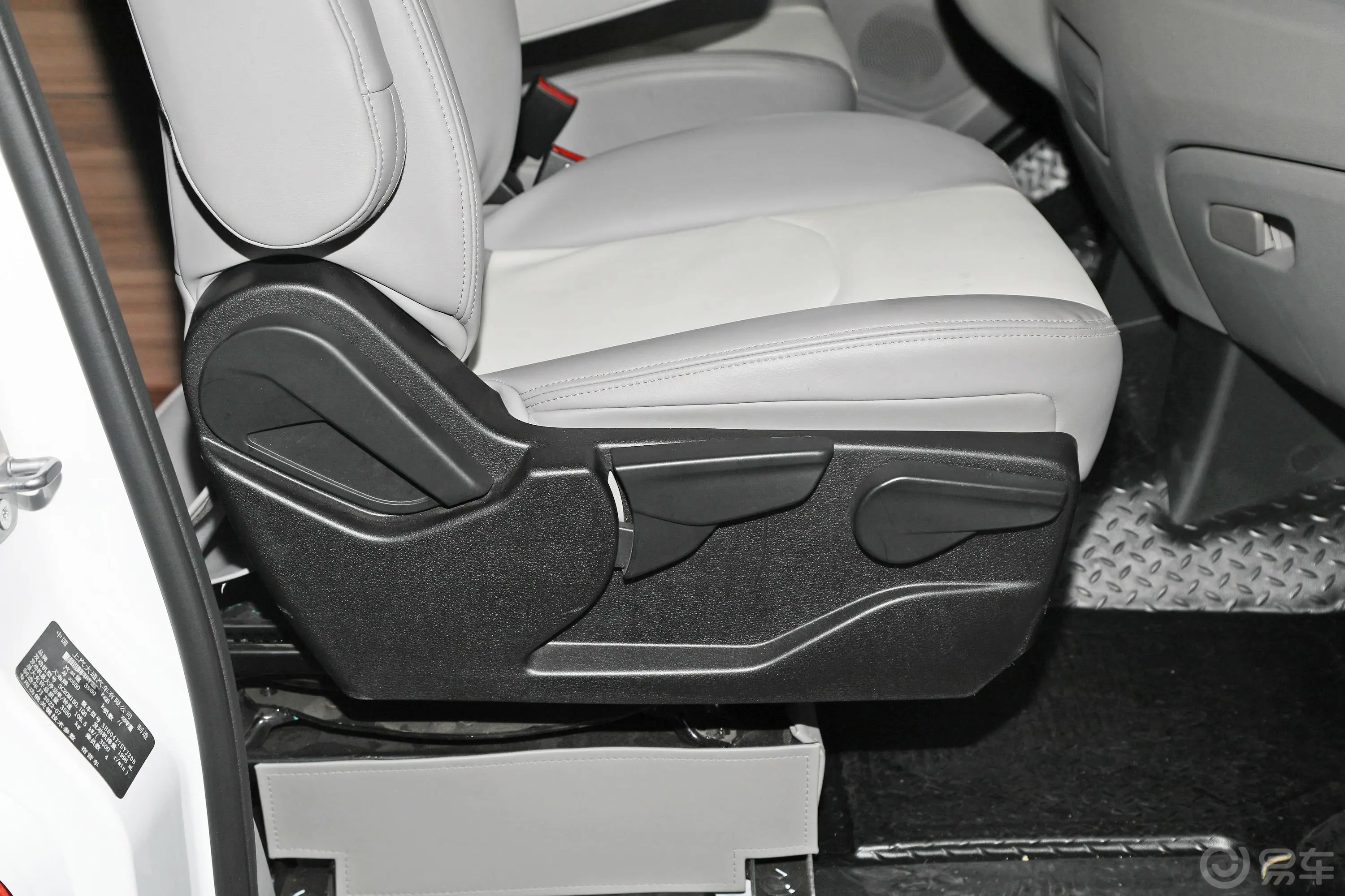 新途V90露营版 2.0T 自动前驱短轴中顶 4座副驾座椅调节