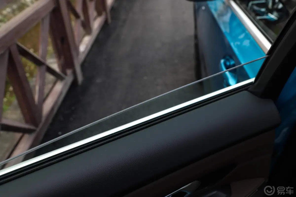 宝马3系325Li xDrive M运动套装后排玻璃材质特写