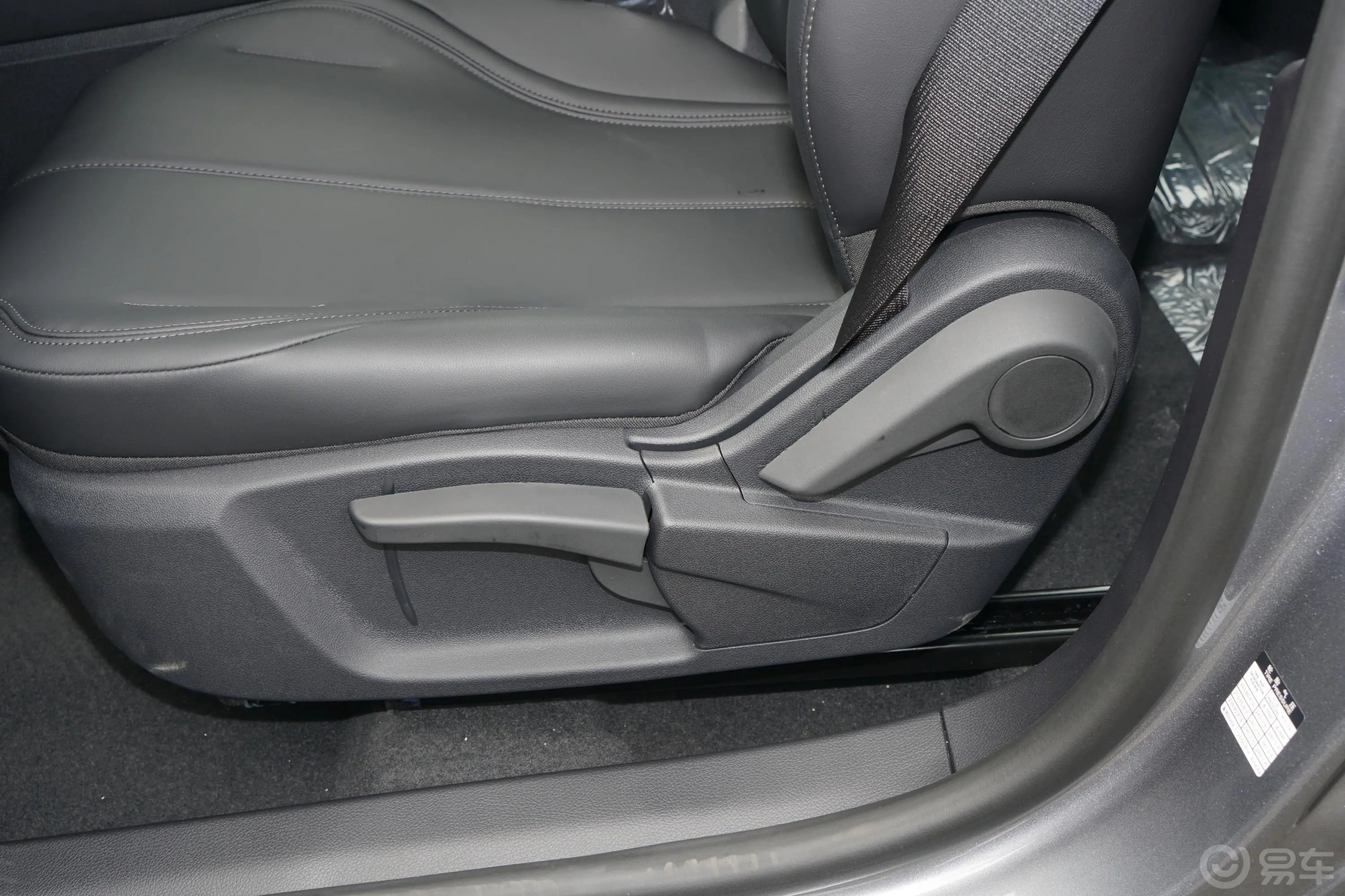 秦PLUS新能源EV 400km 领畅版主驾座椅调节