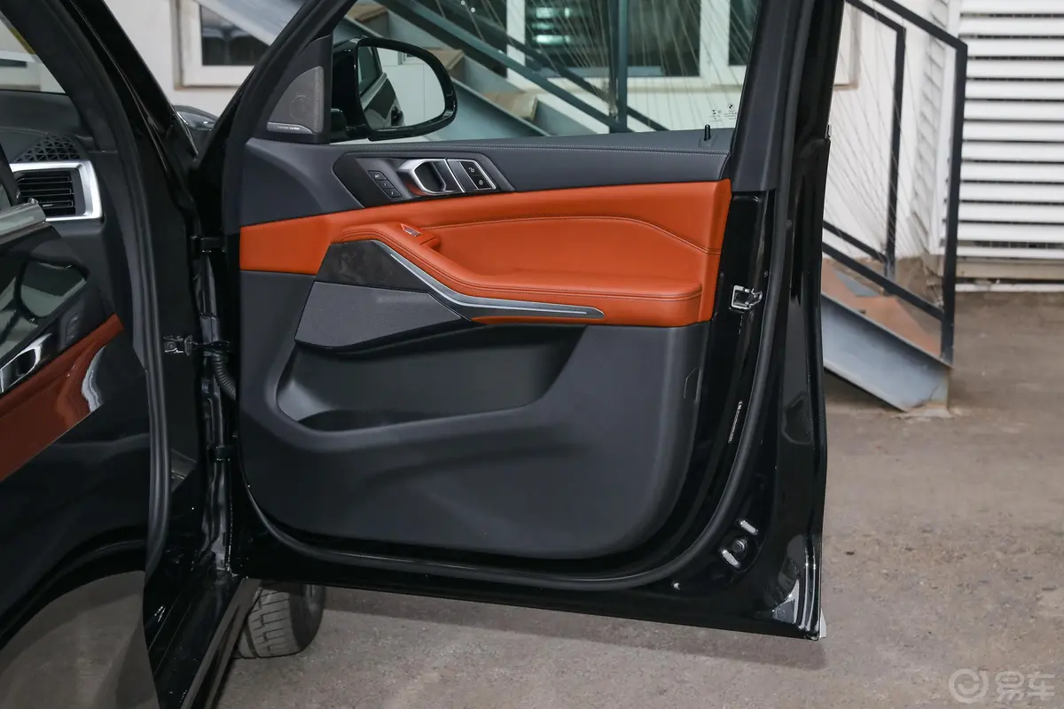 宝马X7xDrive40i 尊享型 M运动套装副驾驶位
