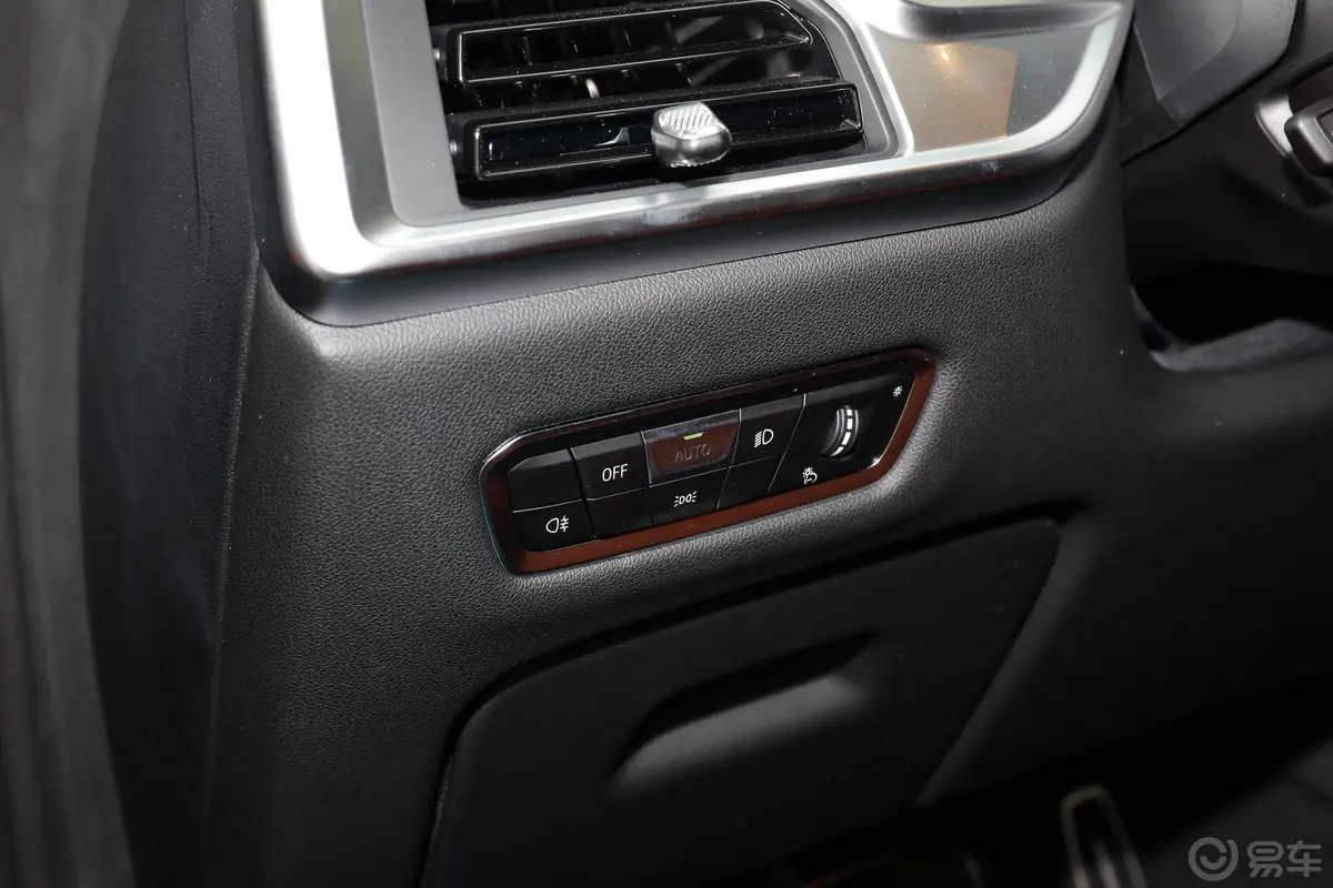 宝马X7xDrive40i 尊享型 M运动套装灯光控制区