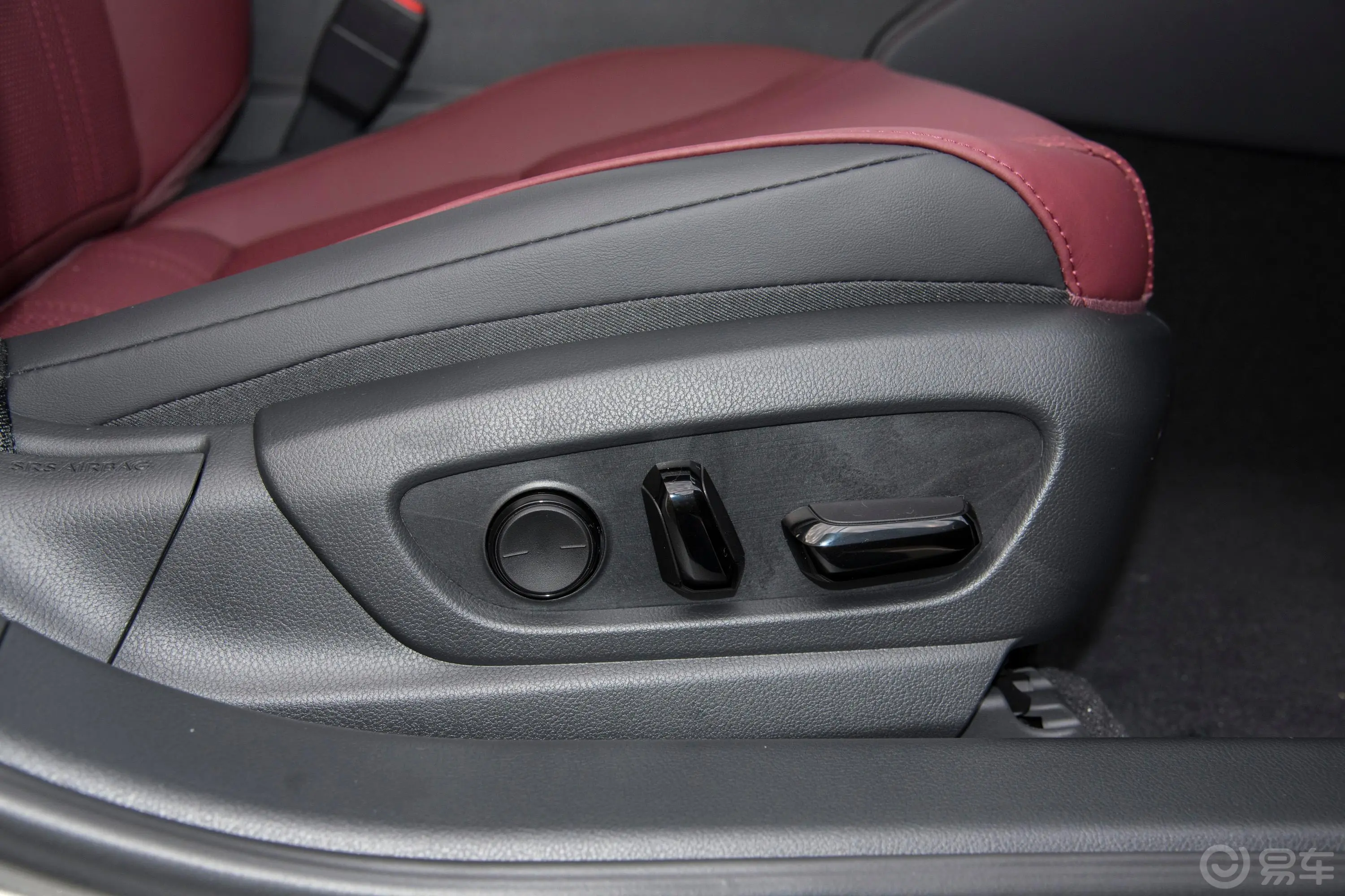 雷克萨斯ES300h 银辉限定版副驾座椅调节