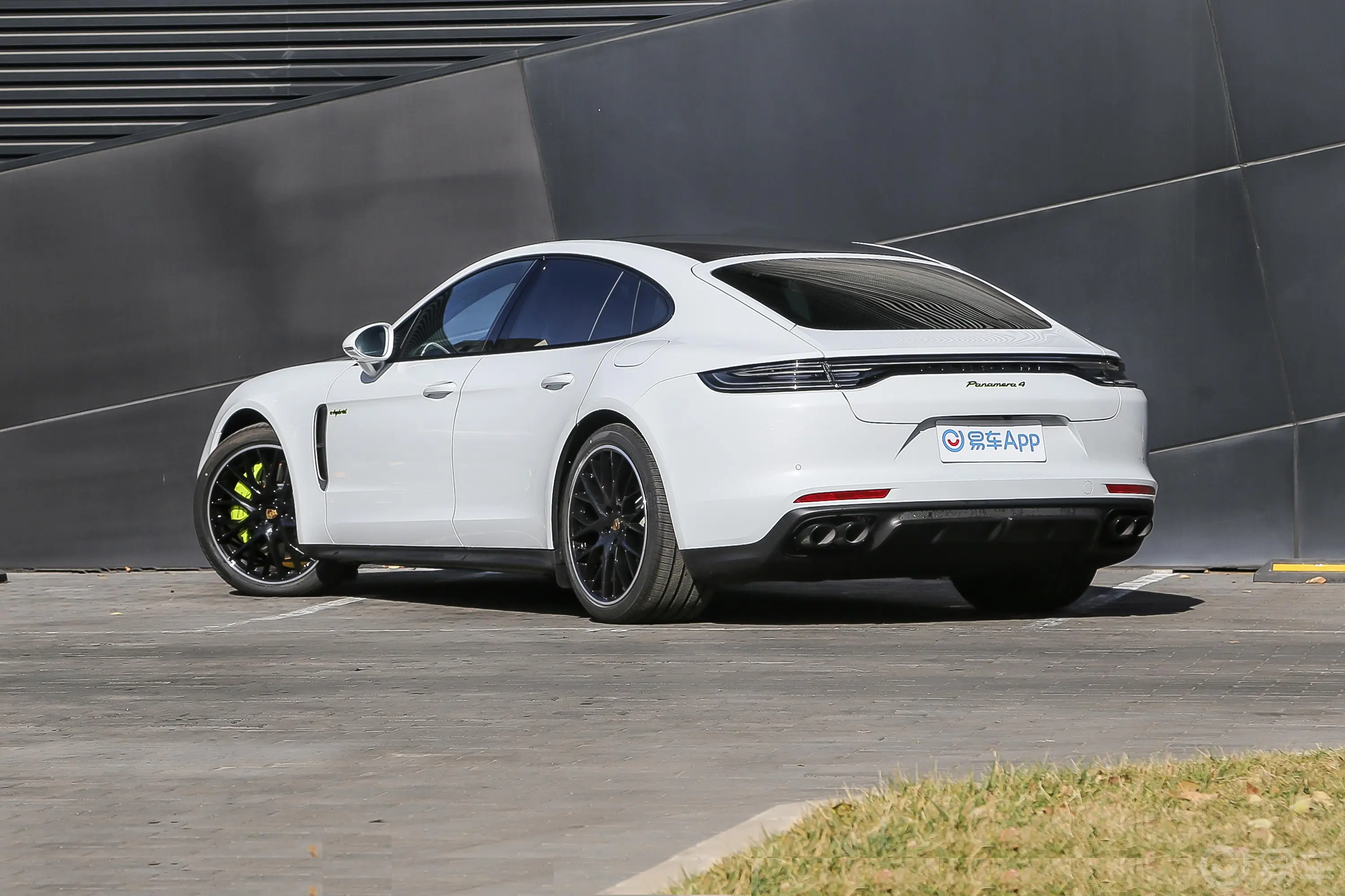 Panamera E-Hybrid改款 Panamera 4 铂金版 2.9T侧后45度车头向左水平