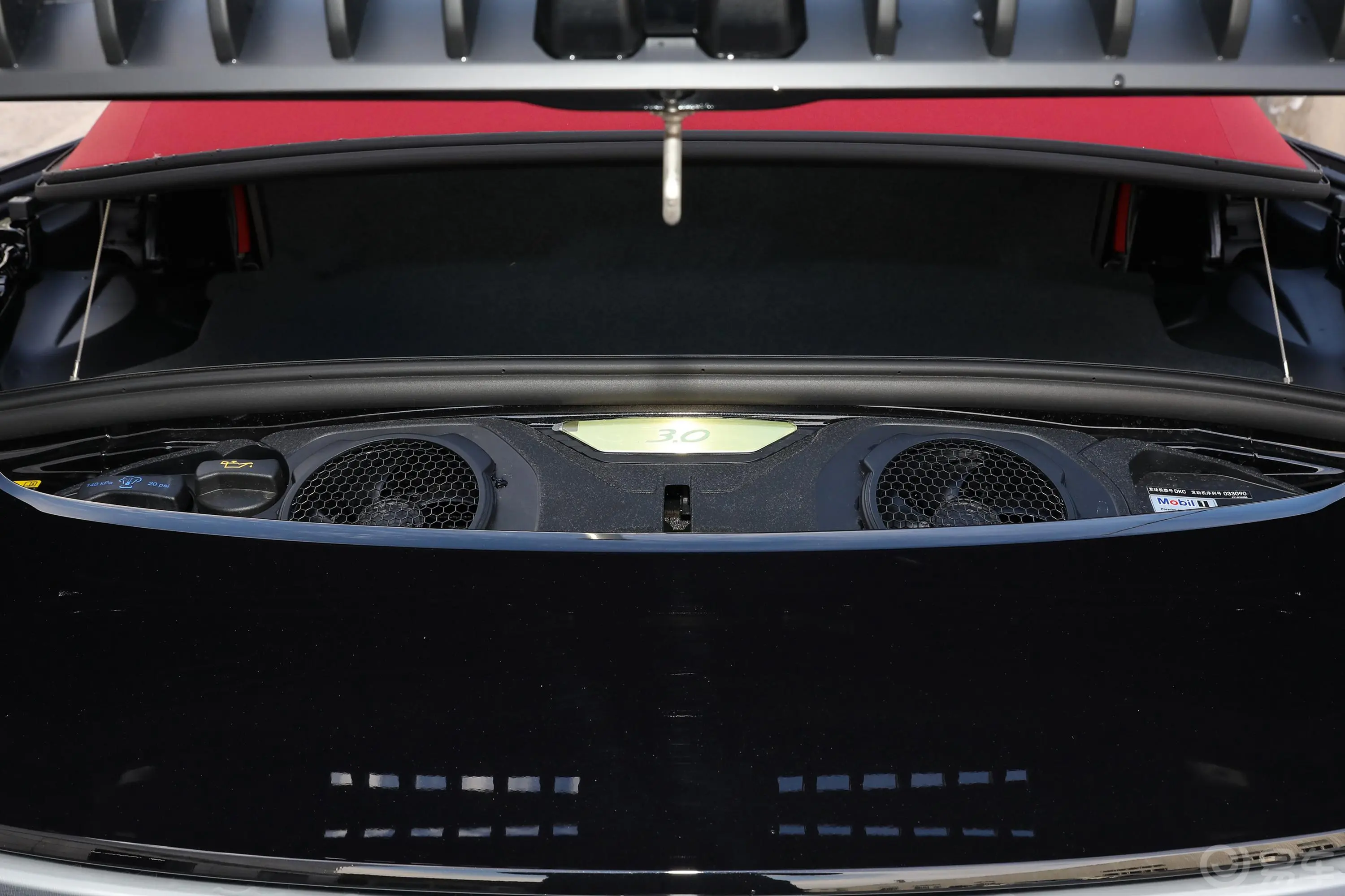 保时捷911Carrera Cabriolet 3.0T发动机特写