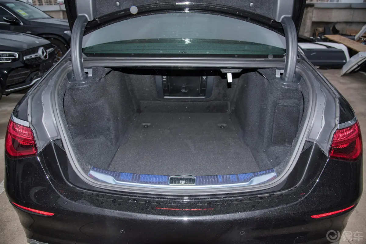 奔驰S级S 400 L 豪华型后备厢空间特写