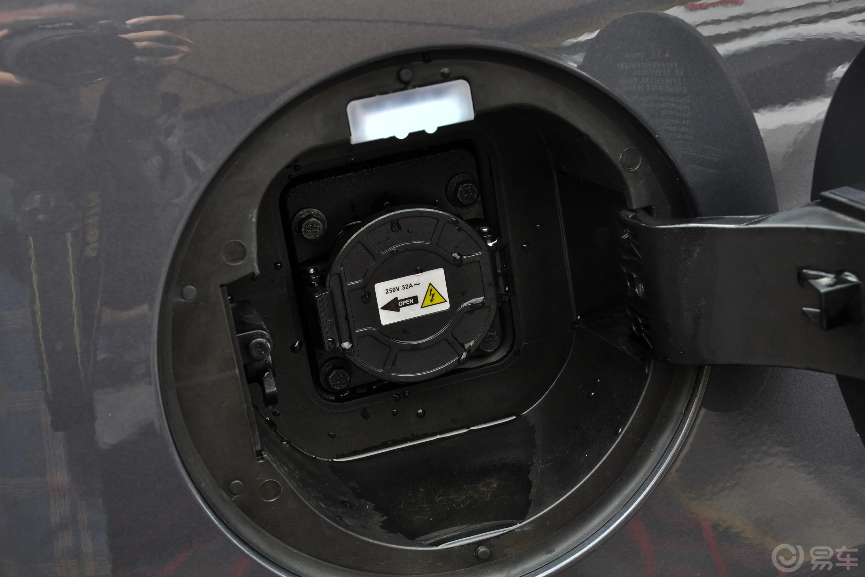 唐新能源EV 600km 前驱尊享型慢充充电口