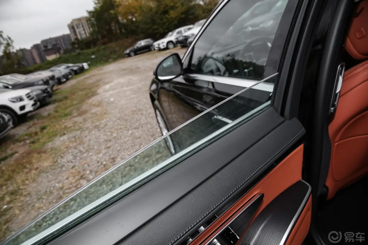 奔驰S级S 400 L 商务型后排玻璃材质特写