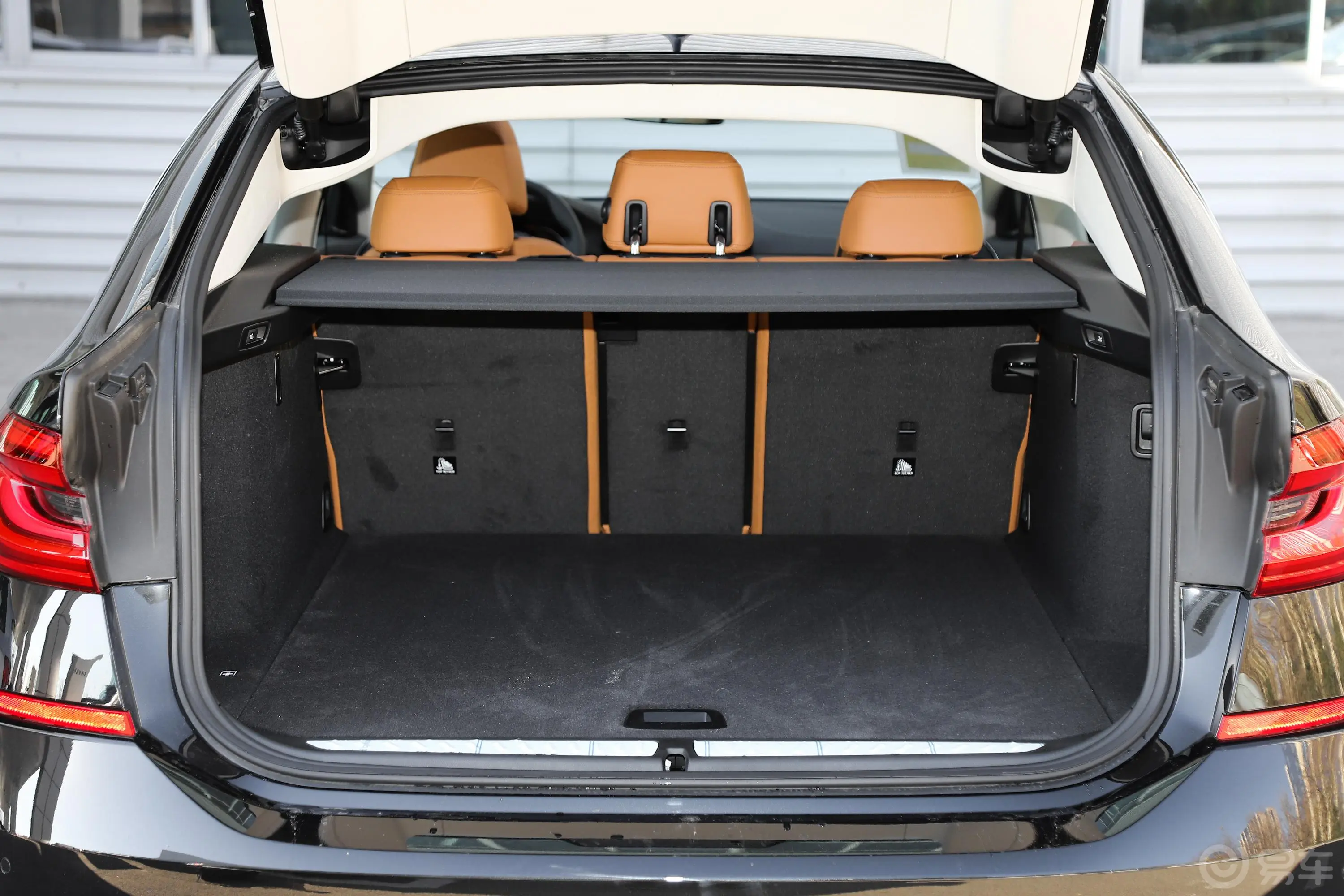 宝马6系GT630i 豪华设计套装后备厢空间特写