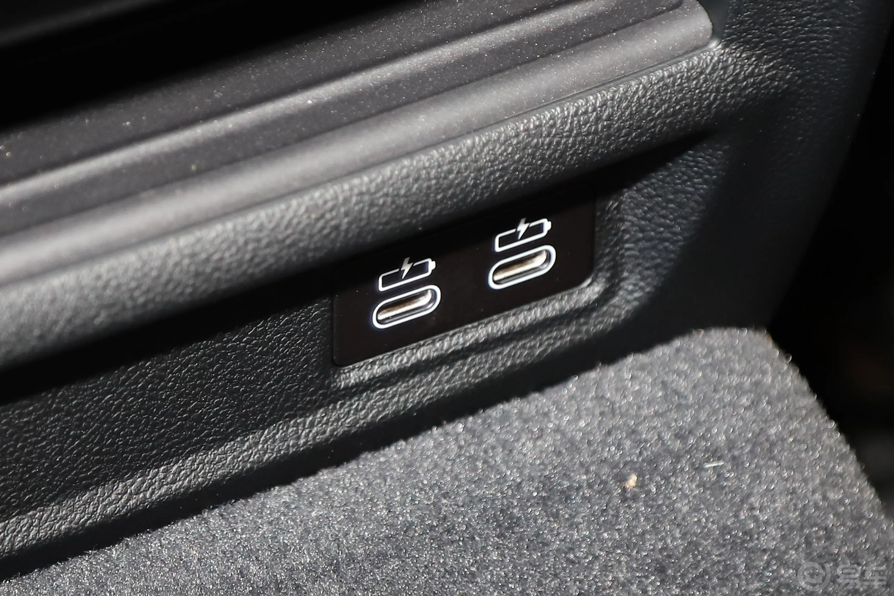 宝马6系GT630i 豪华设计套装后排充电口