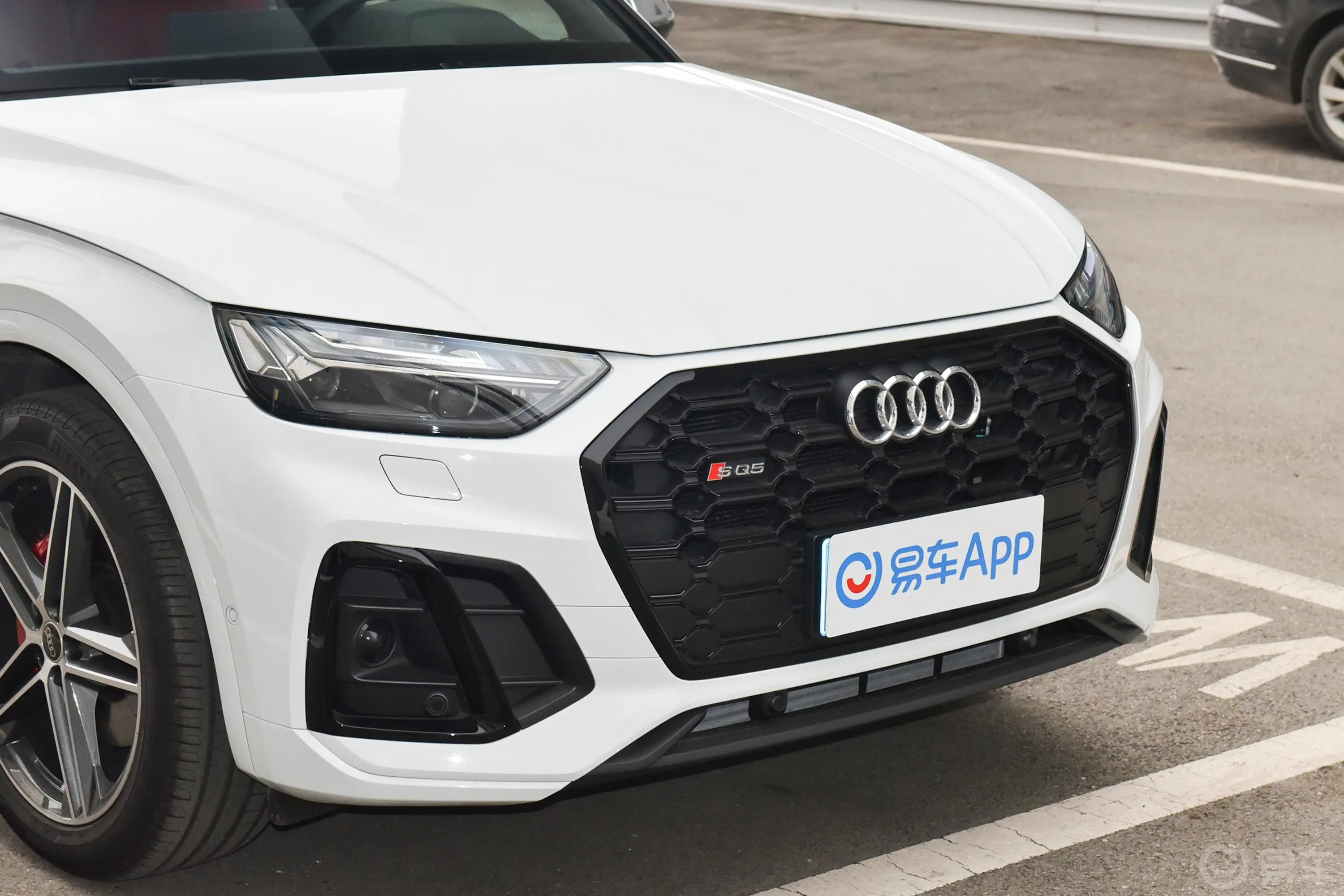 奥迪SQ53.0T quattro前格栅侧俯拍