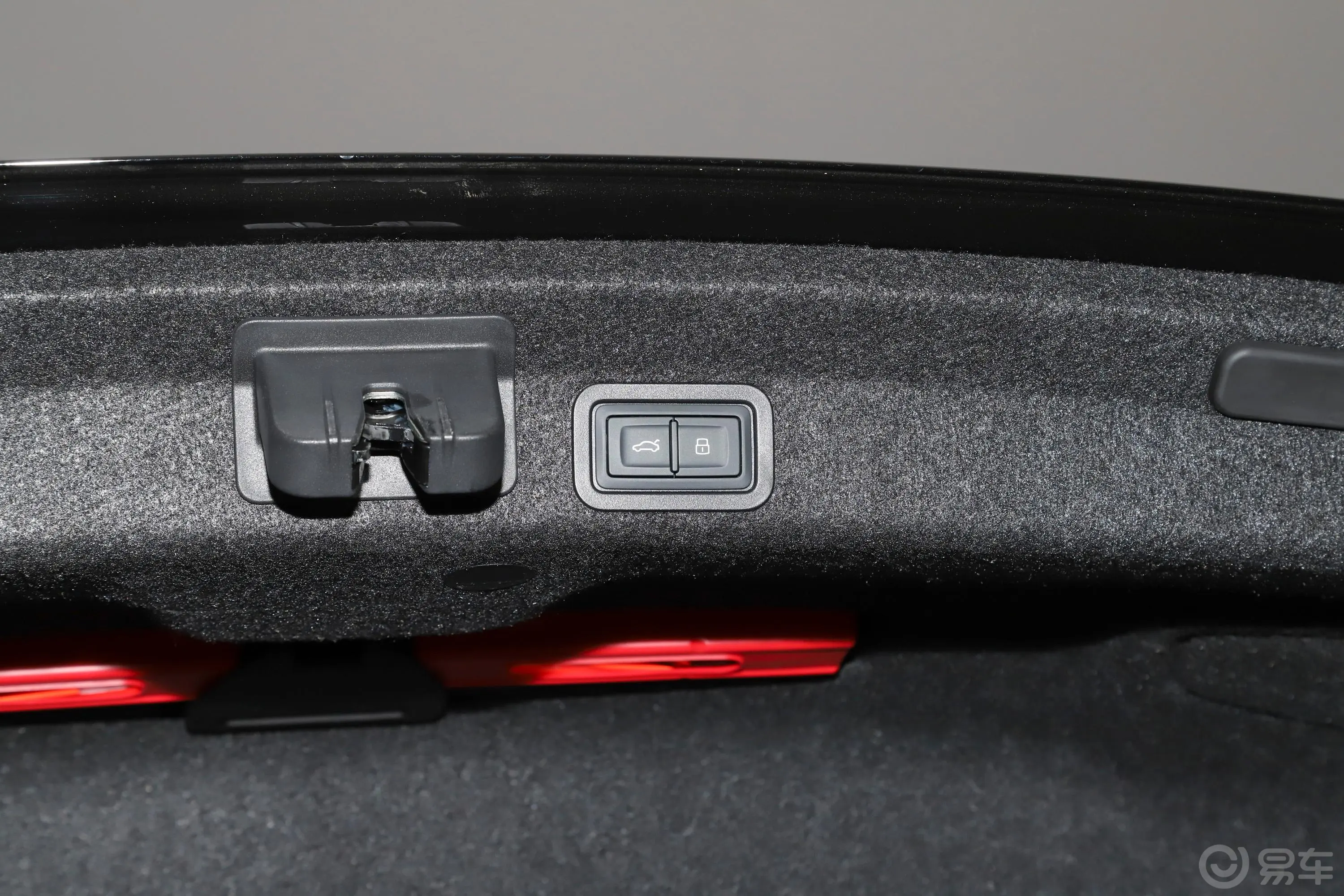 奥迪S62.9T电动尾门按键（手动扶手）