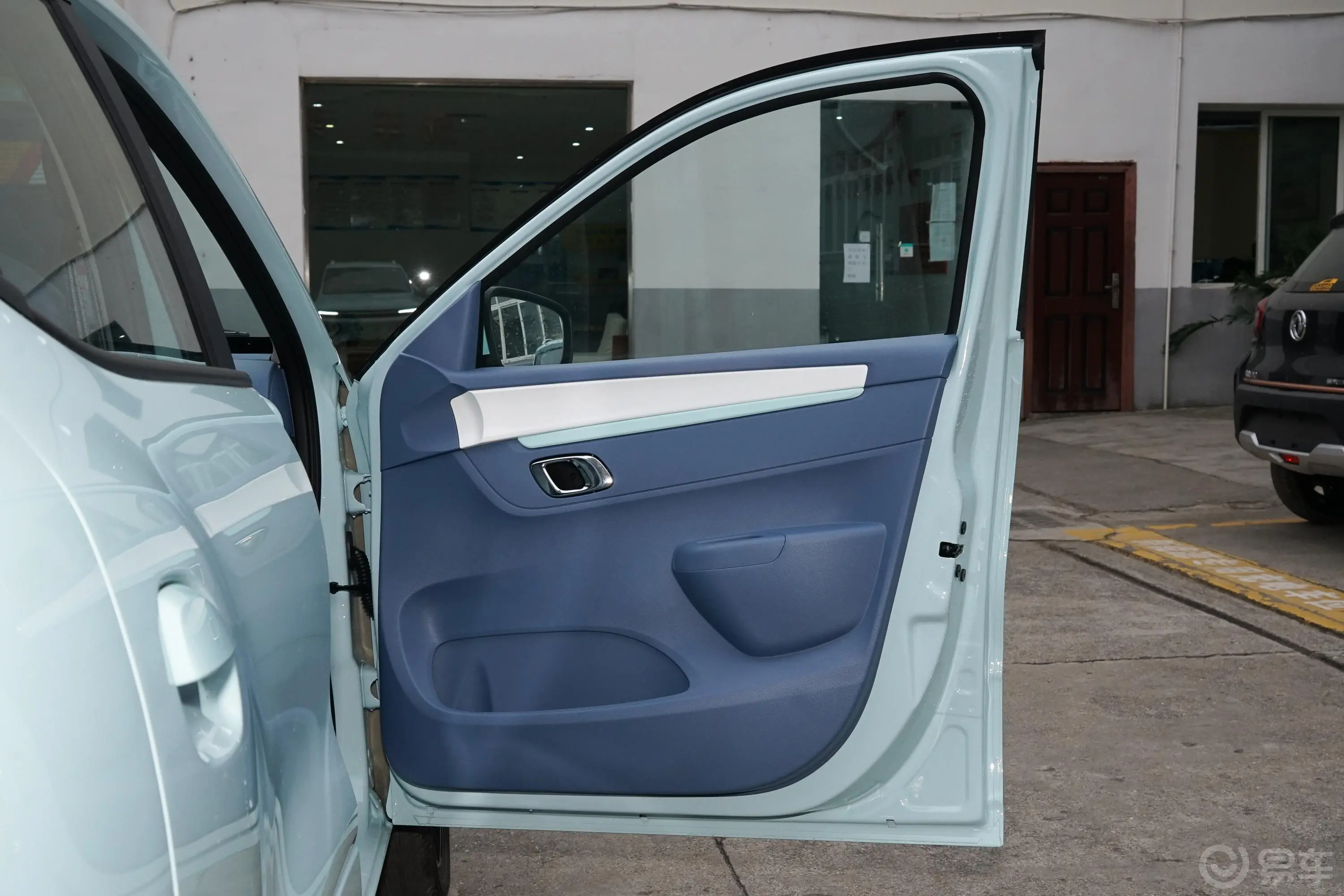 纳米BOXPlus 351km  轻享型副驾侧前车门