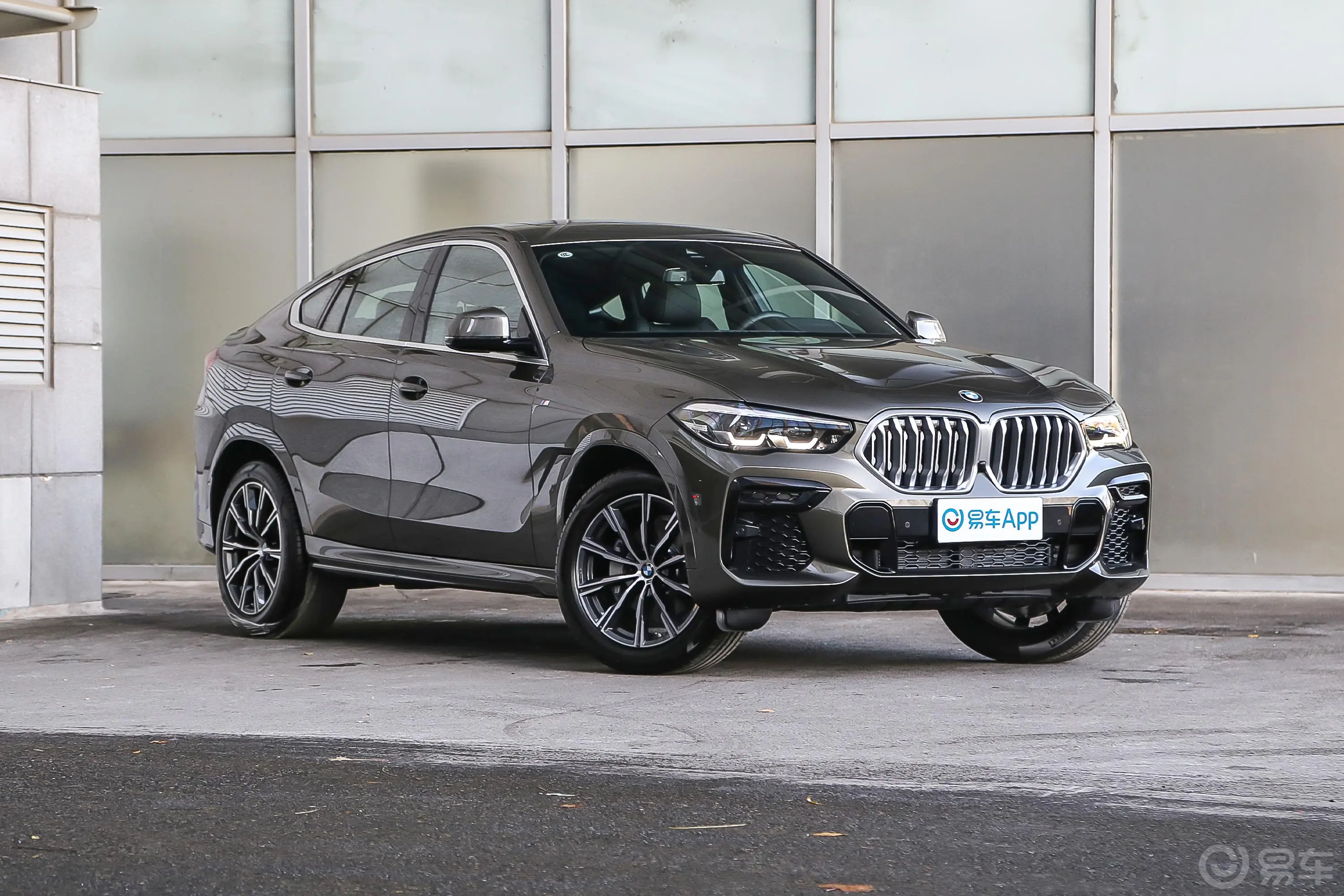 宝马X6改款 xDrive30i M运动套装侧前45度车头向右水平