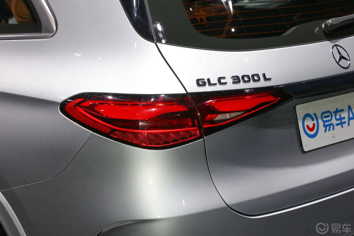 奔驰GLCGLC 300 L 4MATIC 豪华型 7座尾灯侧45度俯拍