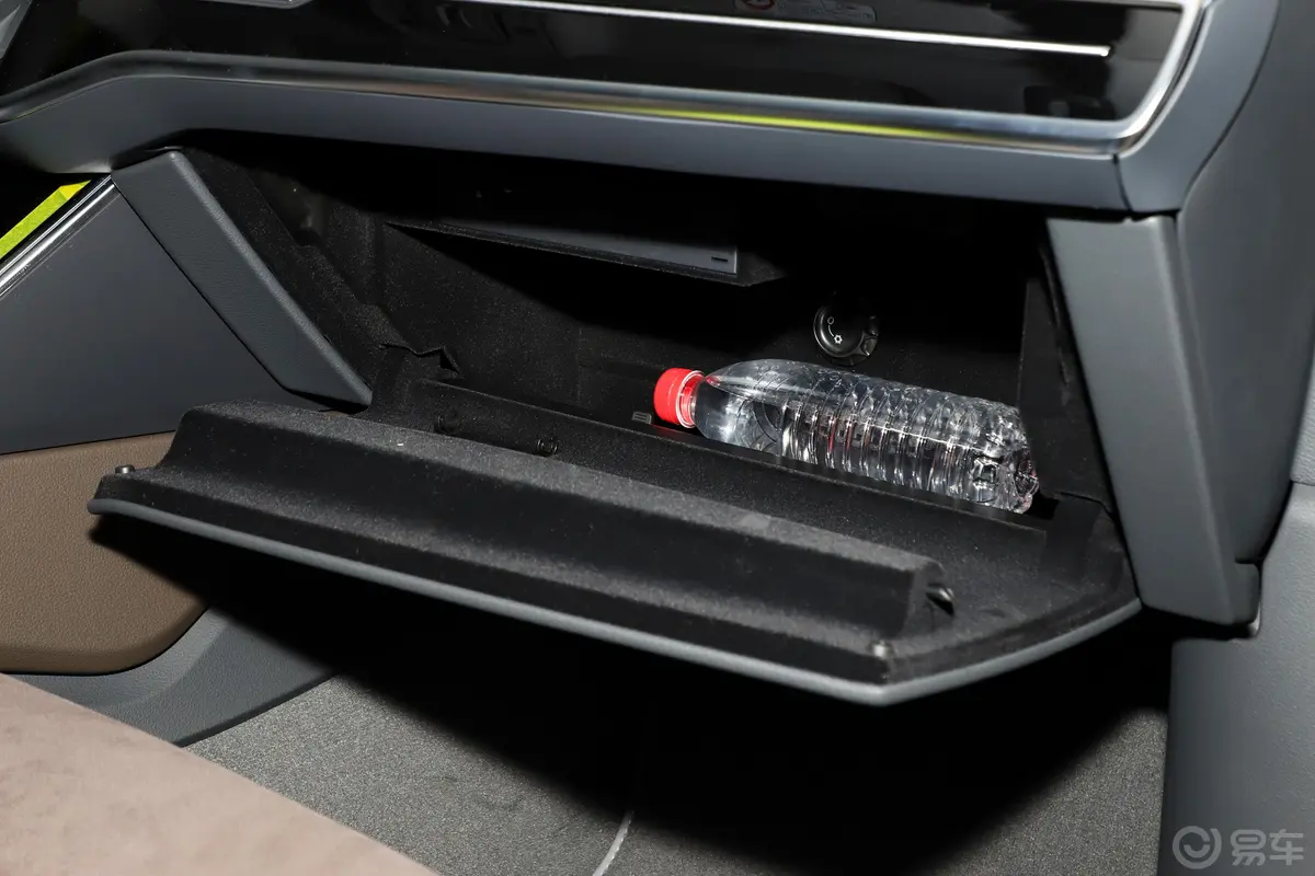 奥迪A7L45 TFSI S-line 筑梦未来版手套箱空间水瓶横置