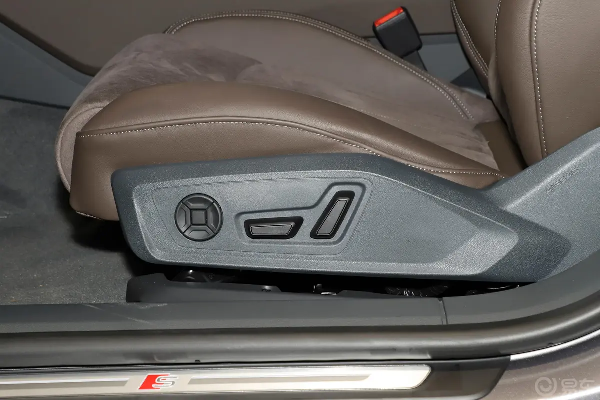 奥迪A7L45 TFSI S-line 筑梦未来版主驾座椅调节