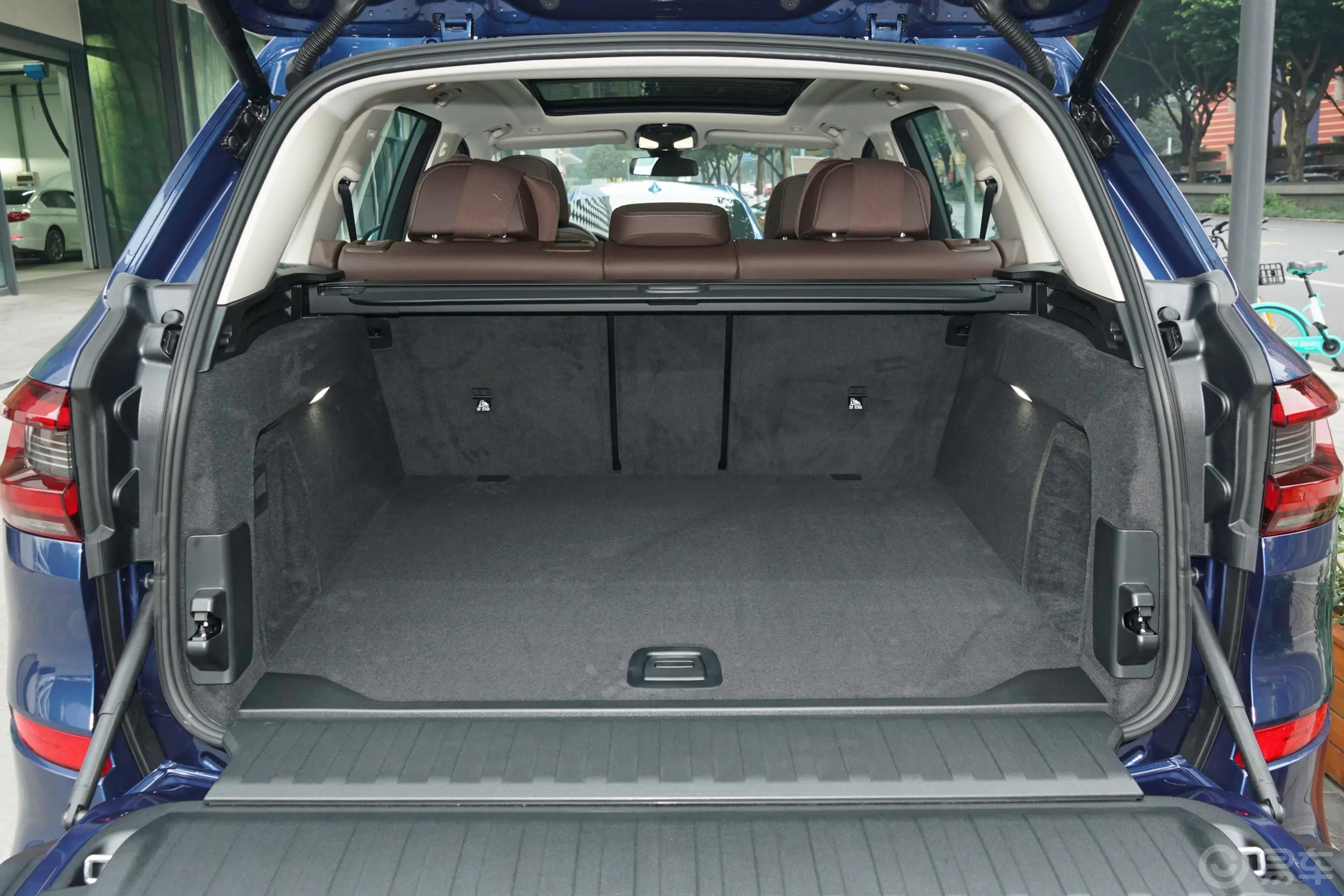 宝马X5改款 xDrive30Li 尊享型M运动套装后备厢空间特写