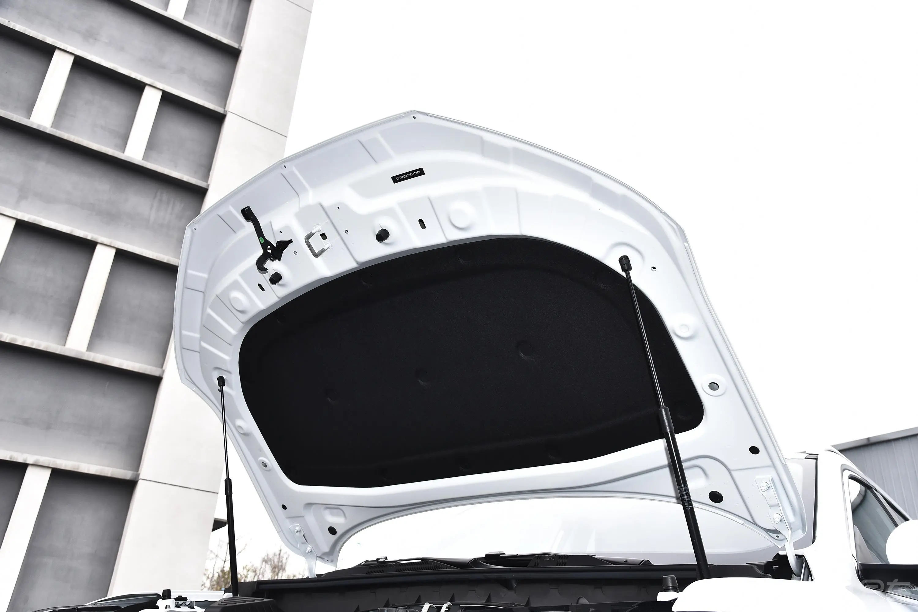 荣威RX5PLUS 330TGI 双离合领潮智惠版发动机舱盖内侧