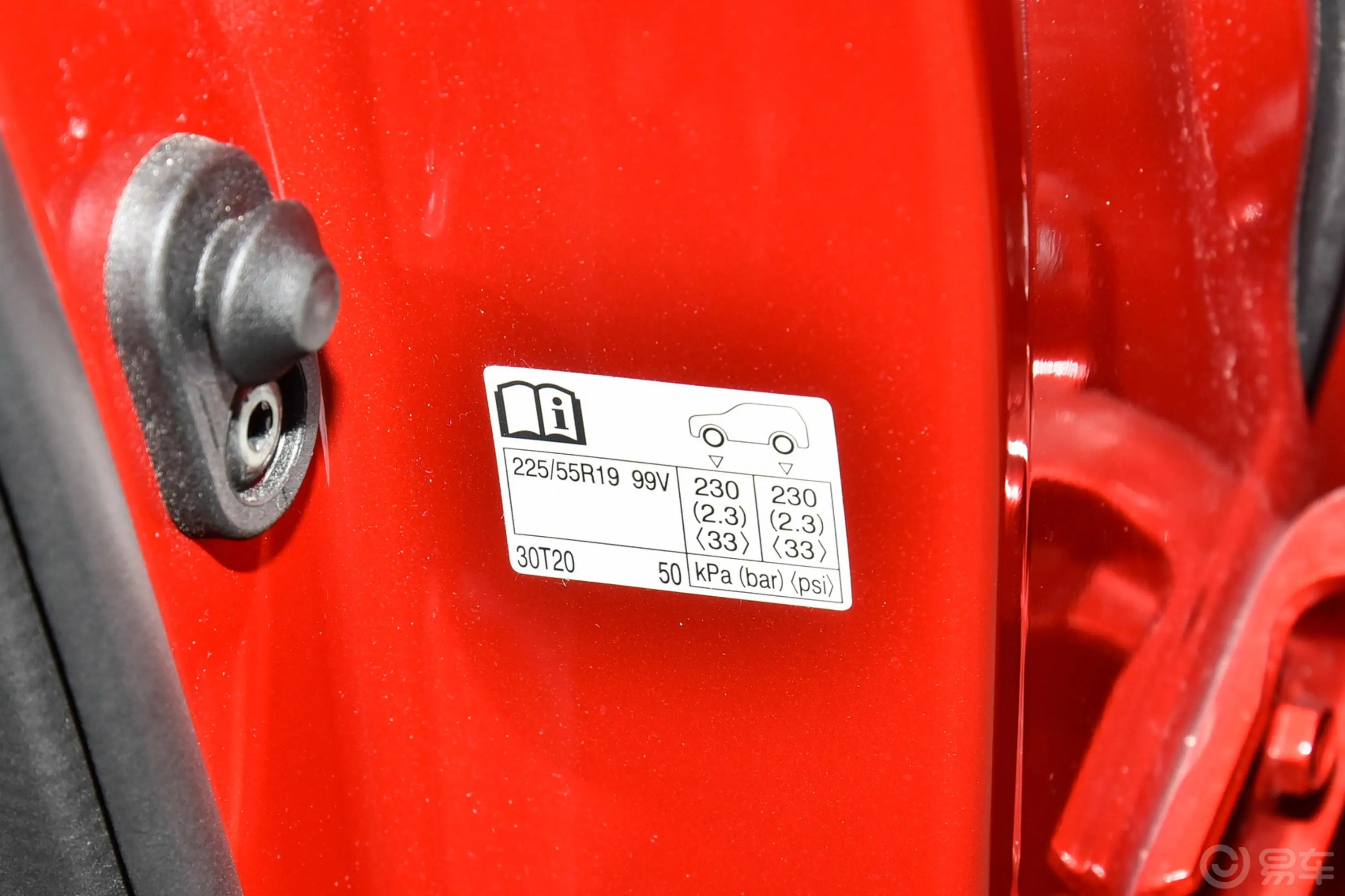 皇冠SportCross双擎 2.5L 四驱尊贵版胎压信息铭牌