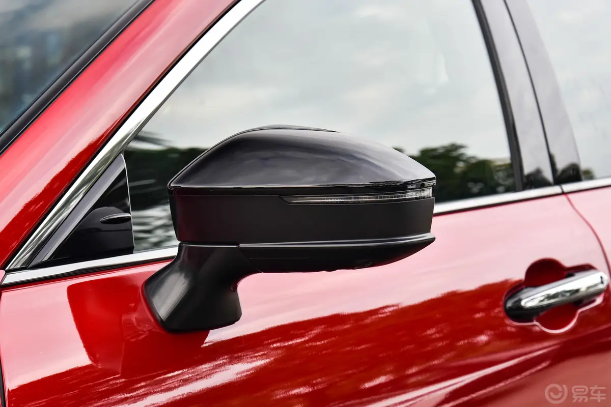 皇冠SportCross双擎 2.5L 四驱尊贵版主驾驶后视镜背面