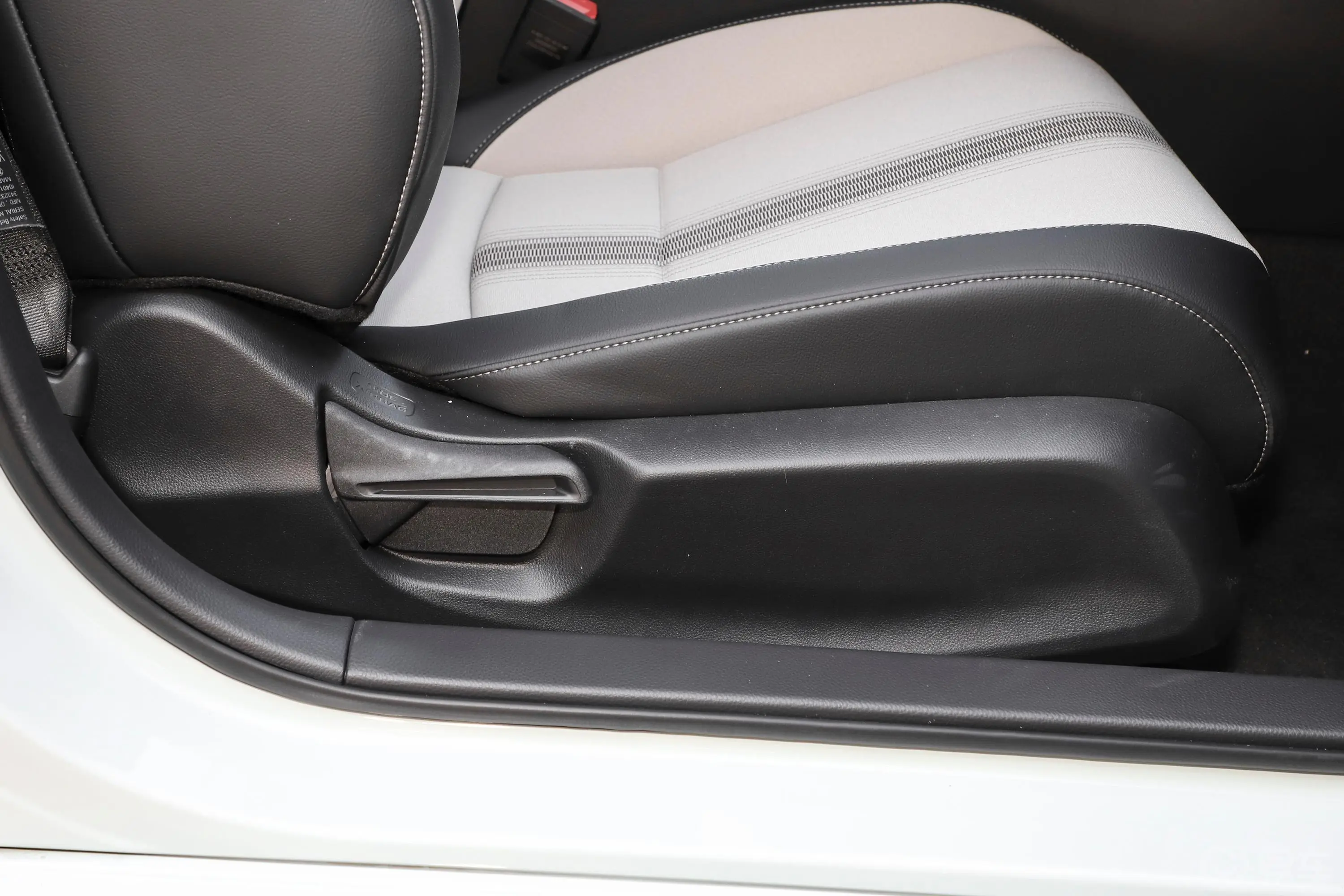 思域HATCHBACK e:HEV 2.0L E-CVT极控版副驾座椅调节