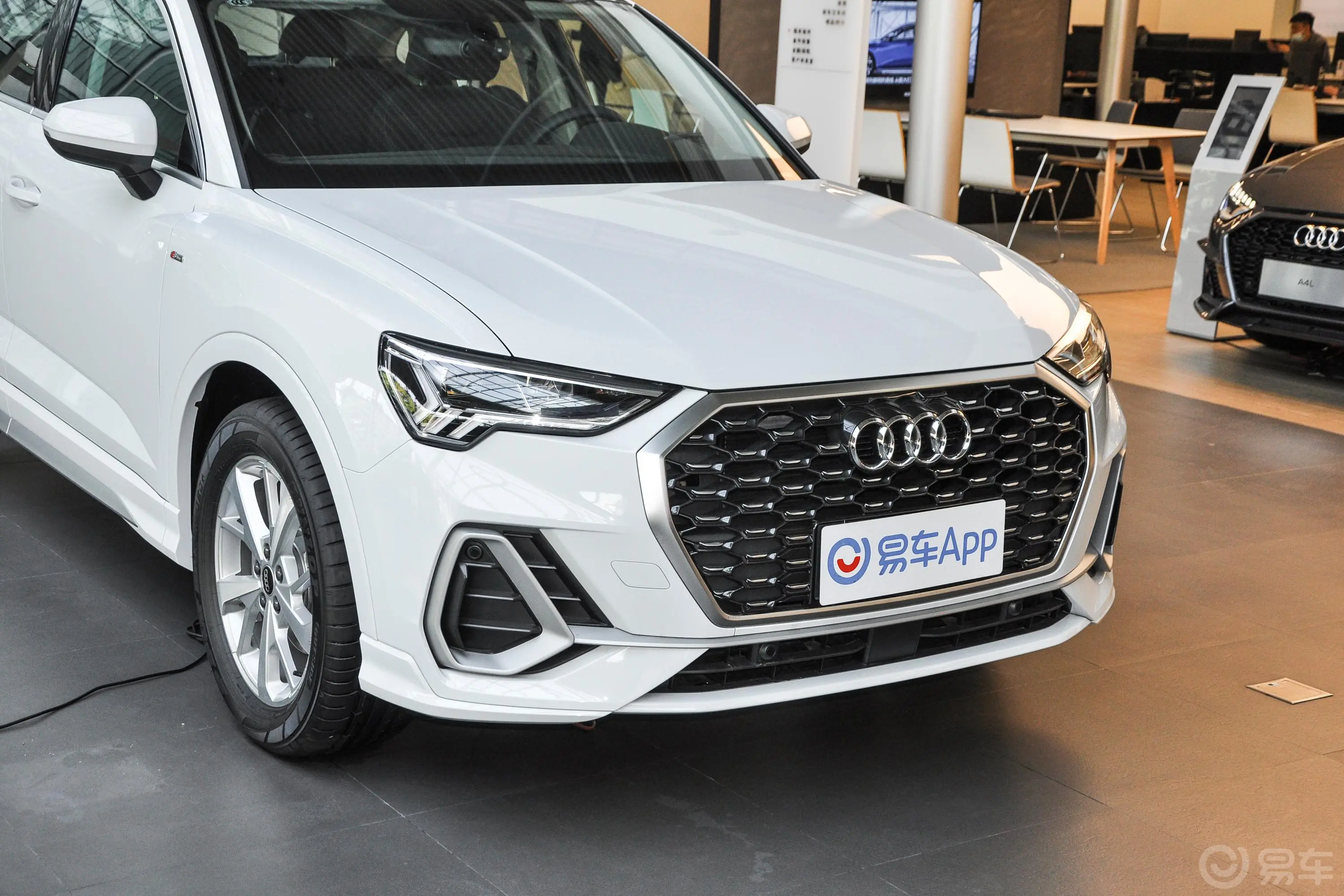 奥迪Q3 Sportback35 TFSI 进取型前格栅侧俯拍