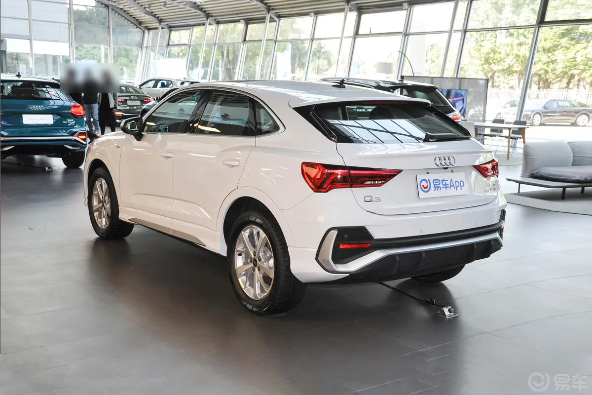 奥迪Q3 Sportback35 TFSI 进取型侧后45度车头向左水平