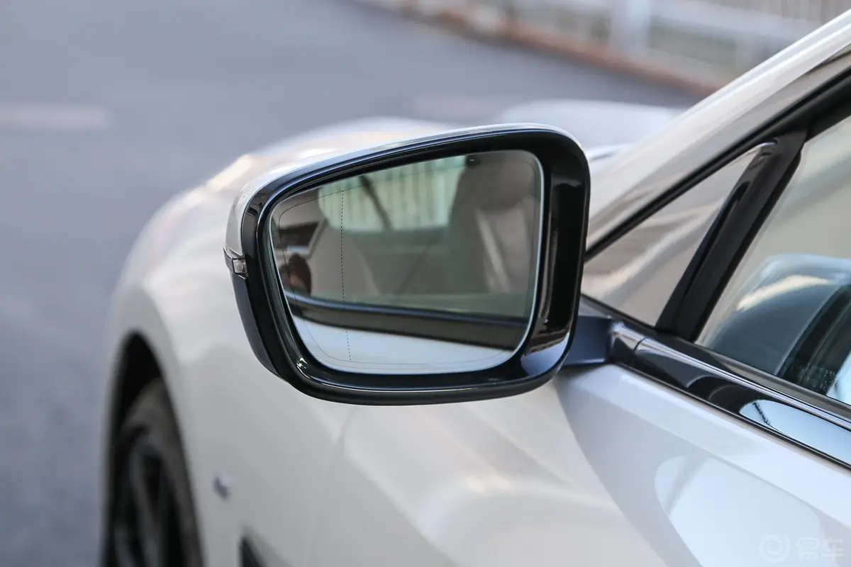 宝马8系四门轿跑车 840i M运动套装后视镜镜面