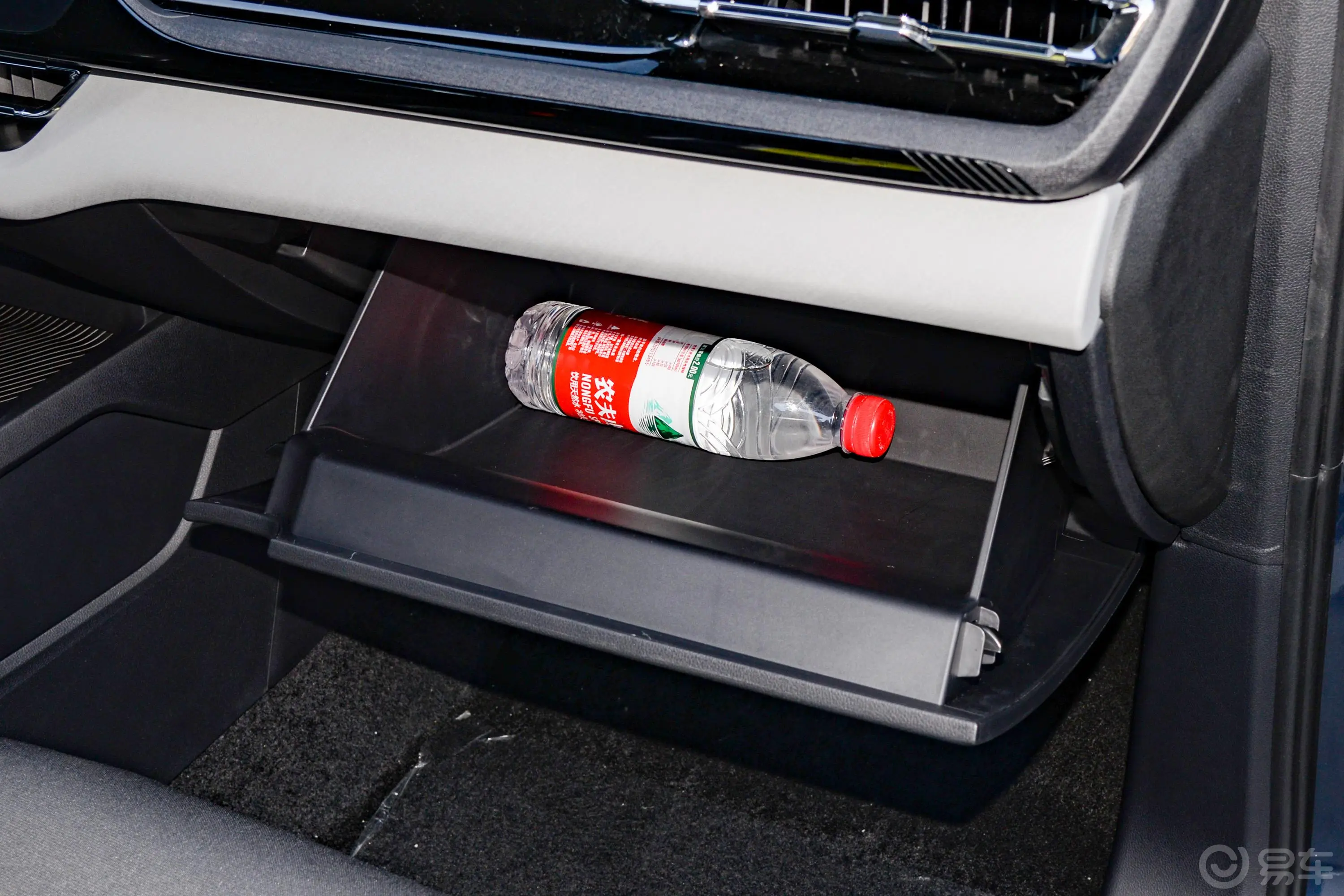 五菱凯捷1.5T 手动精英型手套箱空间水瓶横置