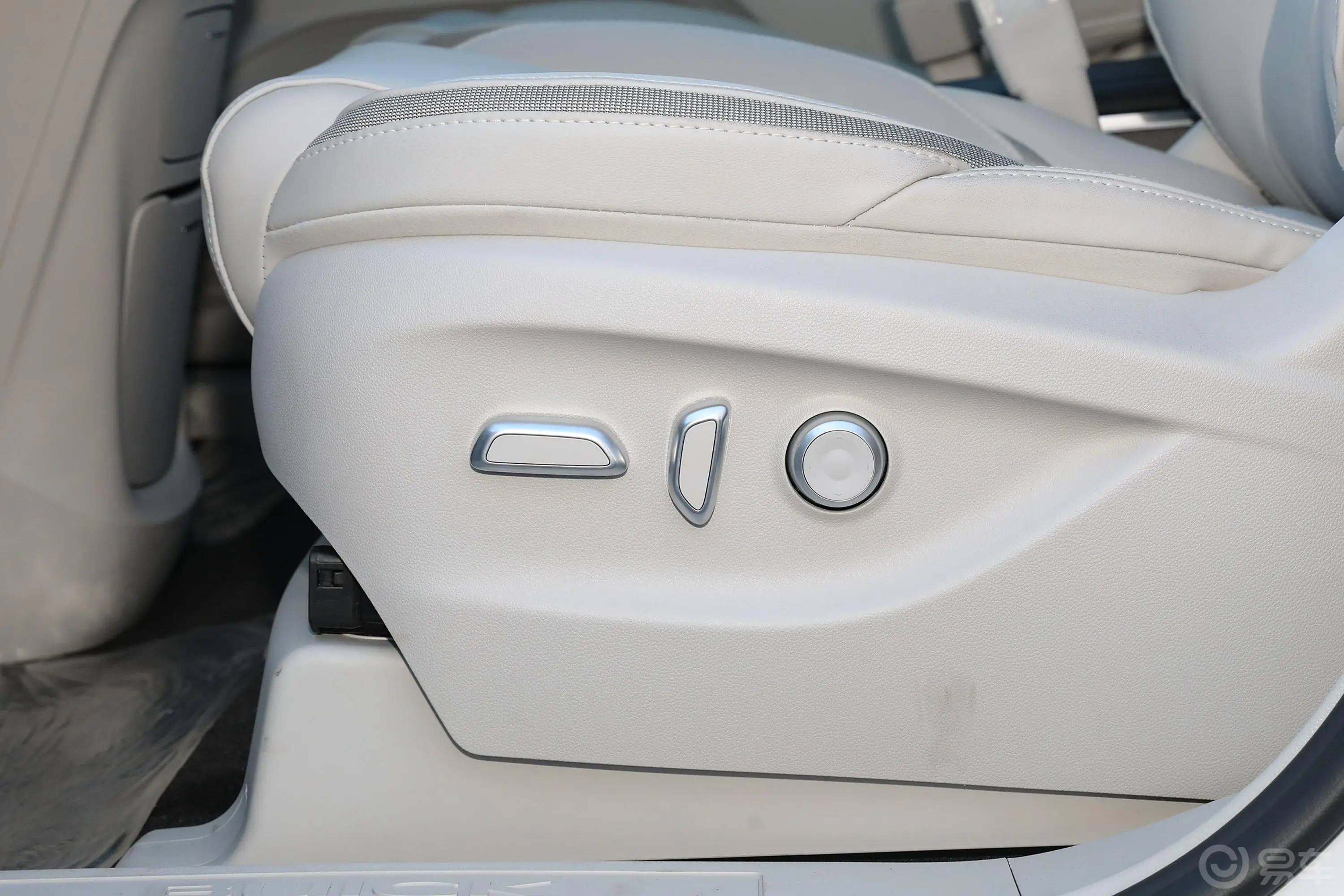 别克GL8改款 ES陆尊 2.0T 尊享型-和悦版 7座主驾座椅调节