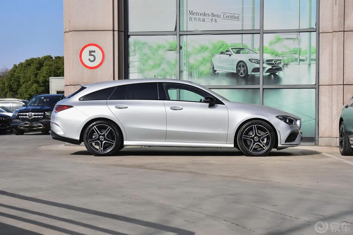 奔驰CLA级CLA 260 4MATIC 五门猎跑车正侧车头向右水平