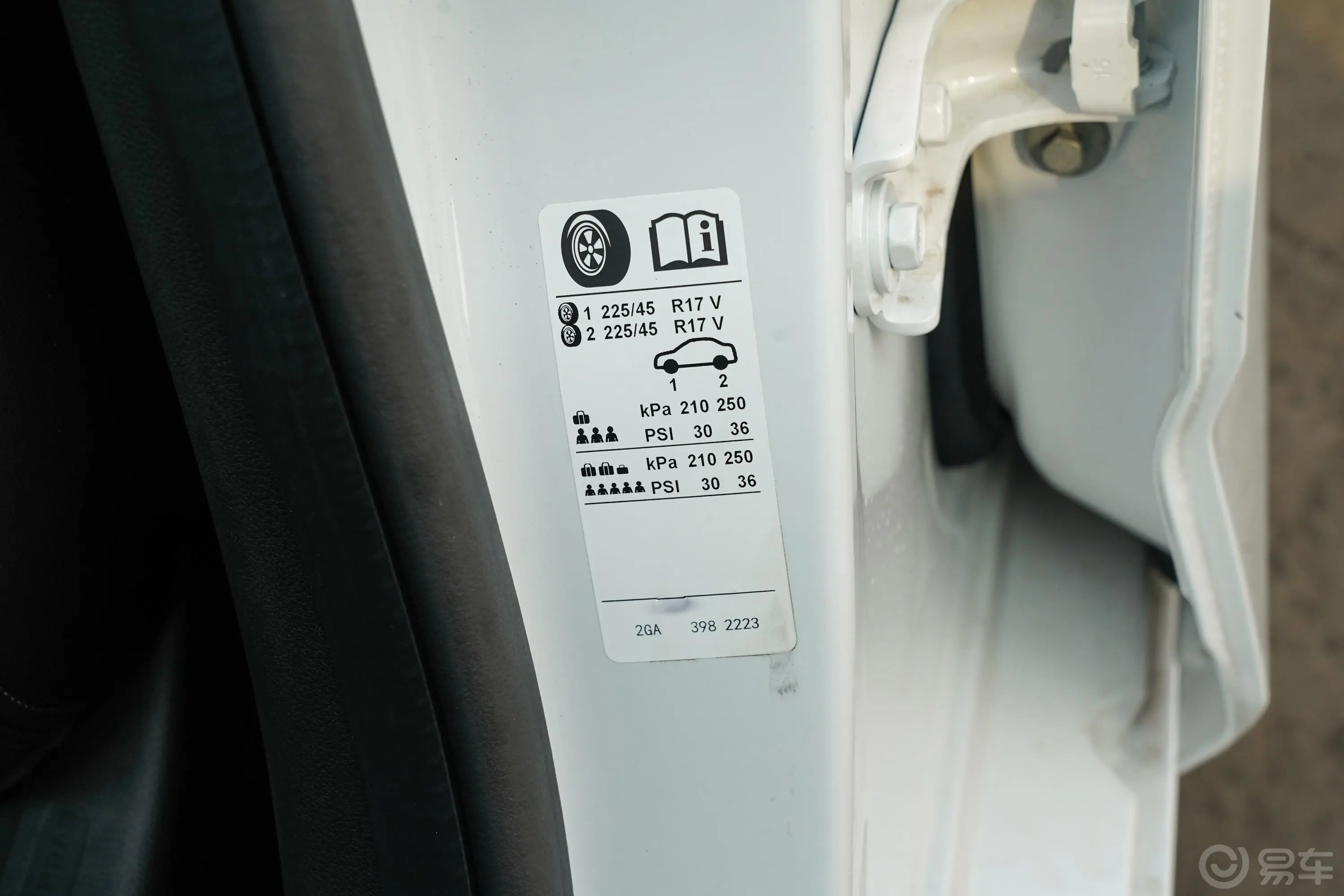 凯迪拉克CT425T 风尚版胎压信息铭牌