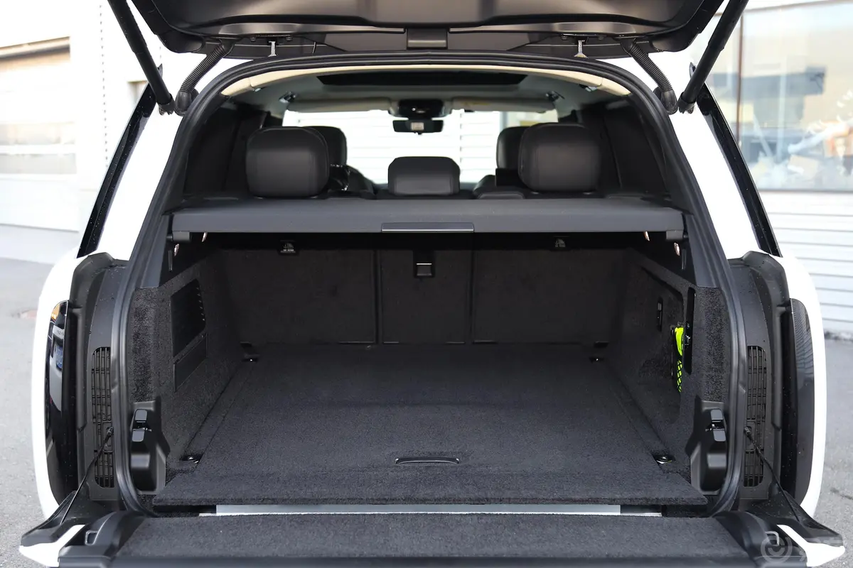 揽胜3.0 L6 400PS 创世加长版 5座后备厢空间特写