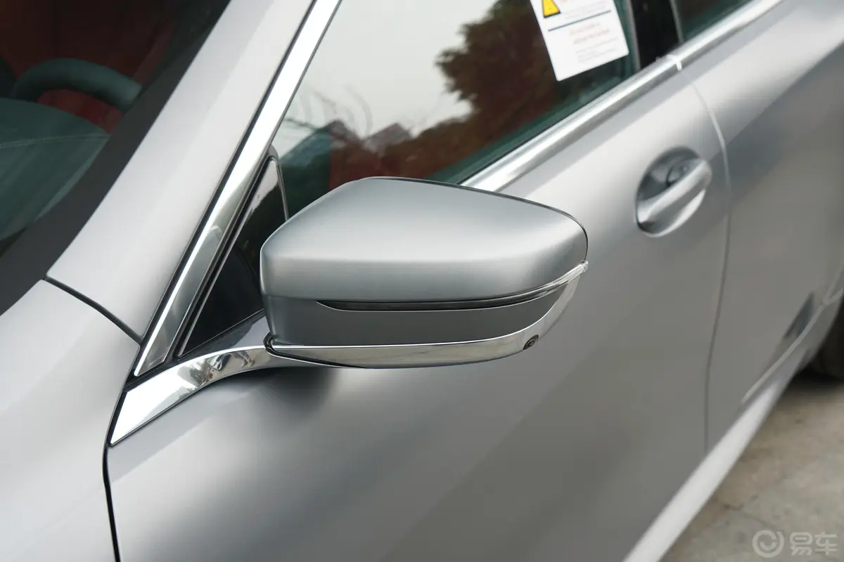 宝马8系四门轿跑车 840i xDrive M运动套装主驾驶后视镜背面