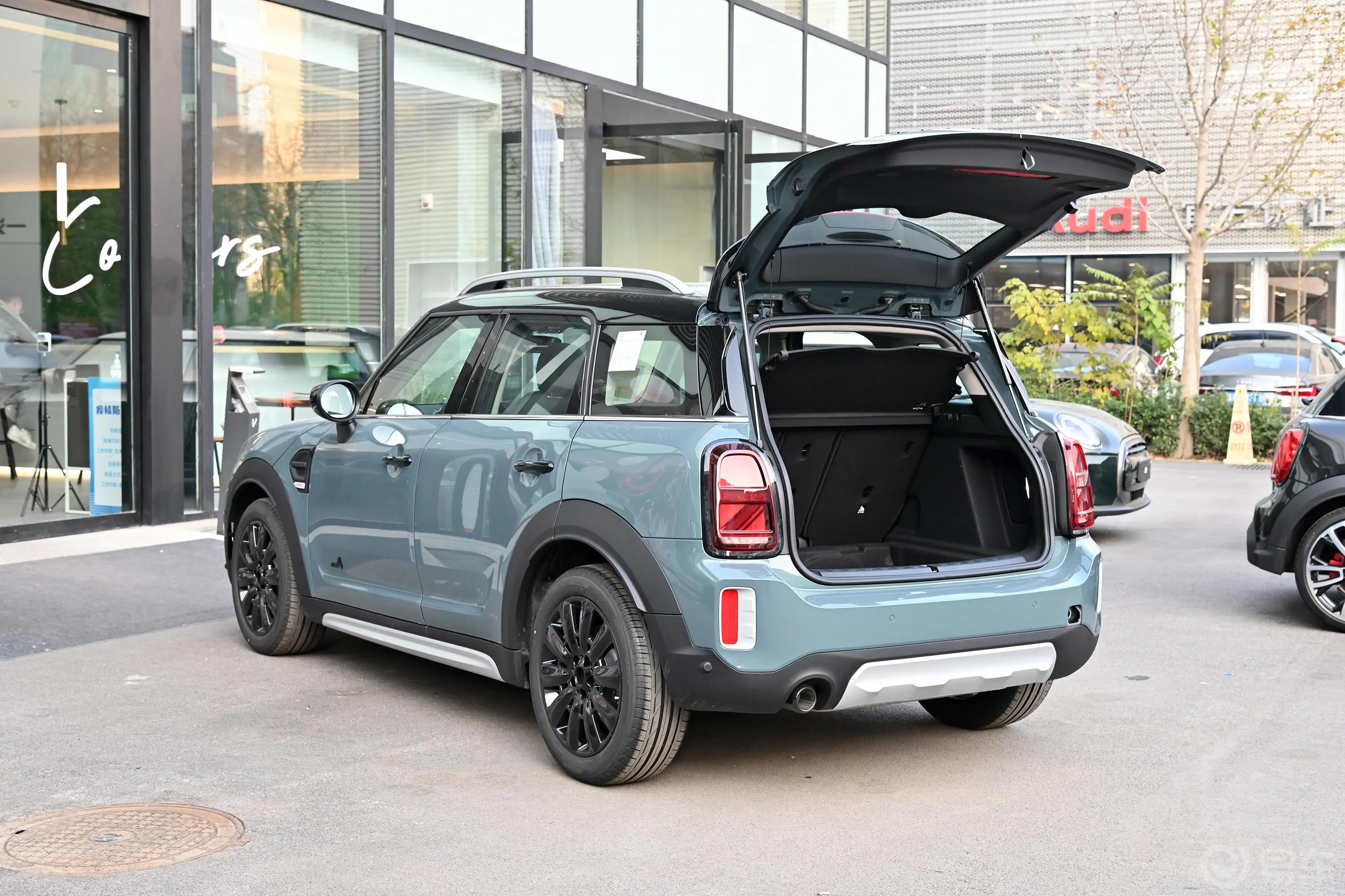 MINI COUNTRYMAN改款 1.5T COOPER ALL4 鉴赏家后备厢开启45度侧拍