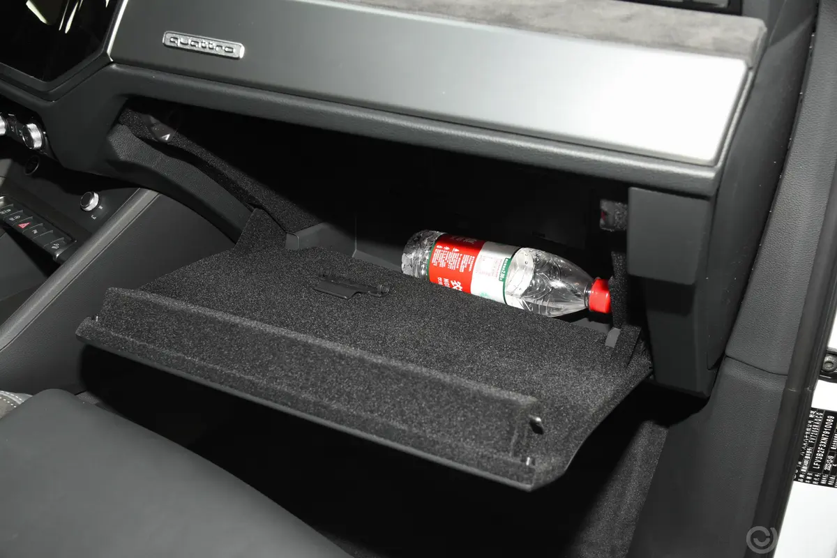 奥迪Q3 Sportback45 TFSI quattro 时尚型手套箱空间水瓶横置