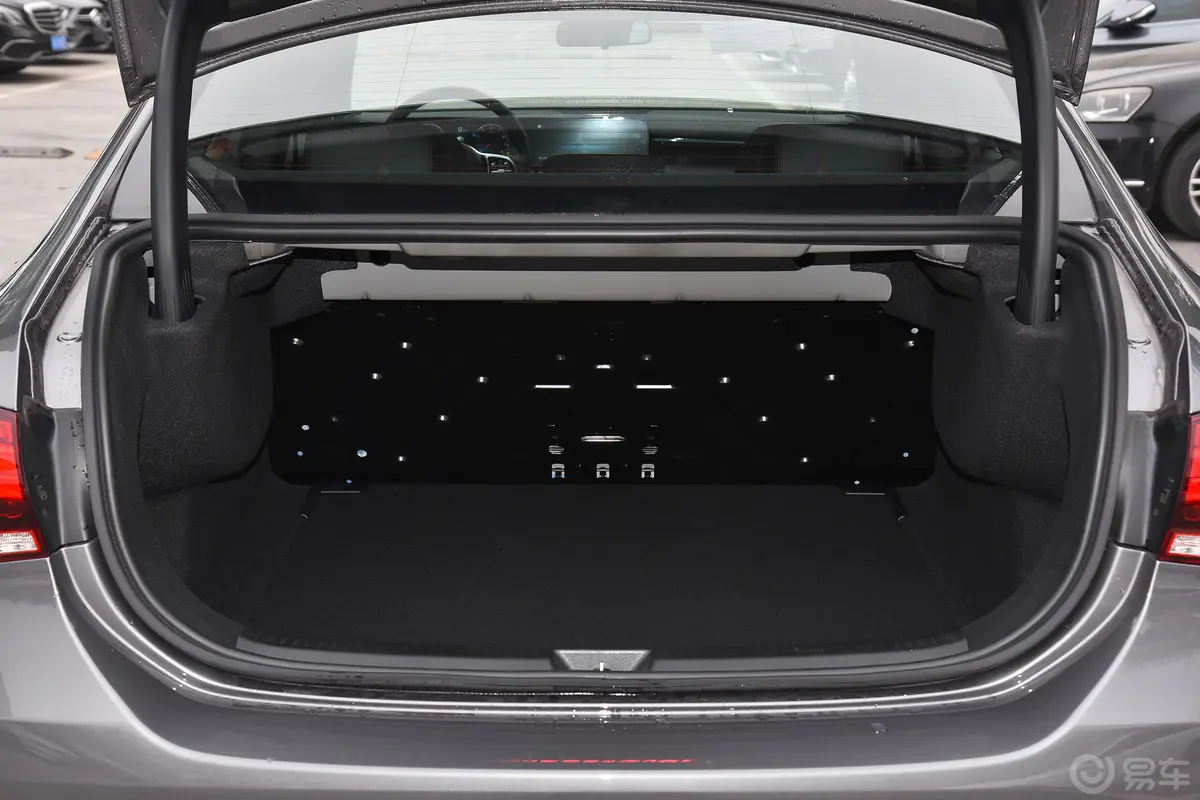 奔驰A级A 200 L 运动轿车动感型后备厢空间特写