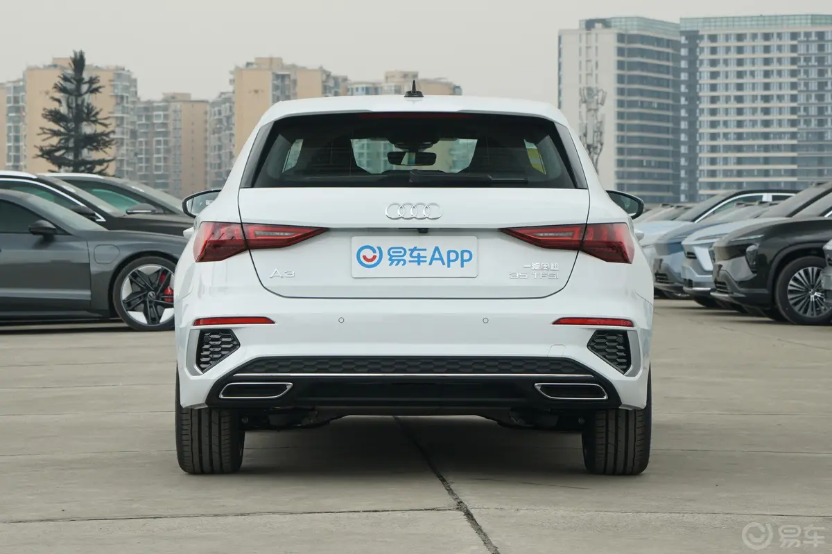 奥迪A3Sportback 35 TFSI 时尚运动型正后水平