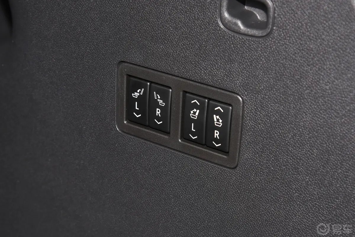 昂科旗652T 两驱尊贵型 7座后备箱内座椅放倒按钮