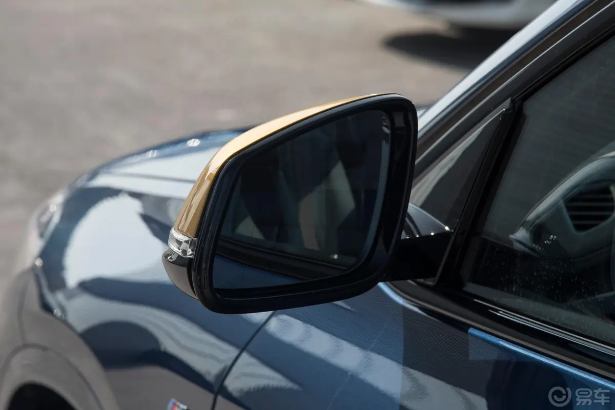 宝马X2xDrive25i 曜熠版主驾驶后视镜背面