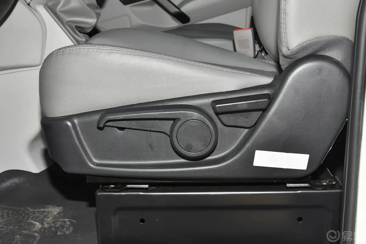 星锐PLUS节油王 2.0T 手动中轴舒适版主驾座椅调节