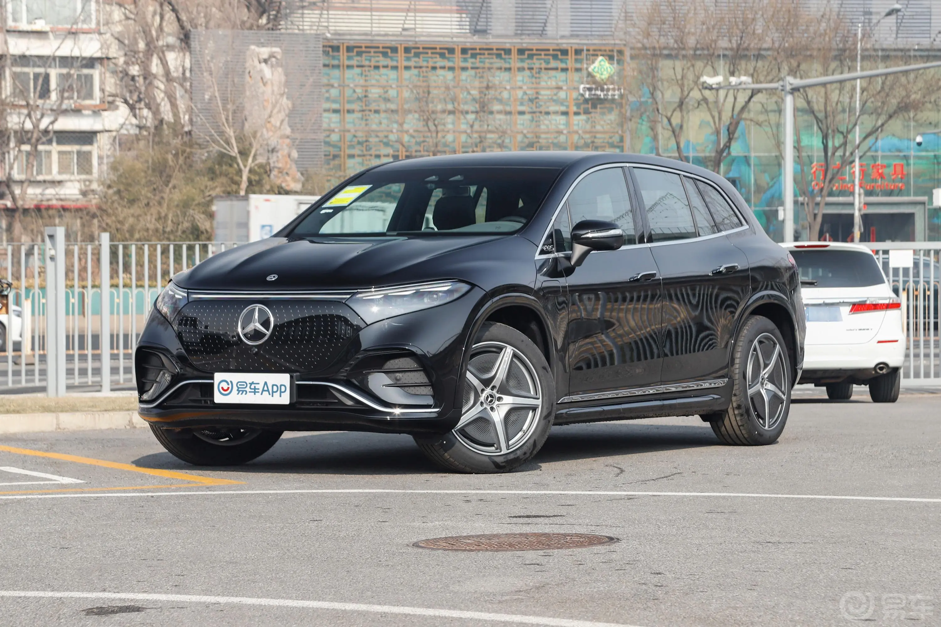 奔驰EQS SUV450 4MATIC 先锋版侧前45度车头向左水平