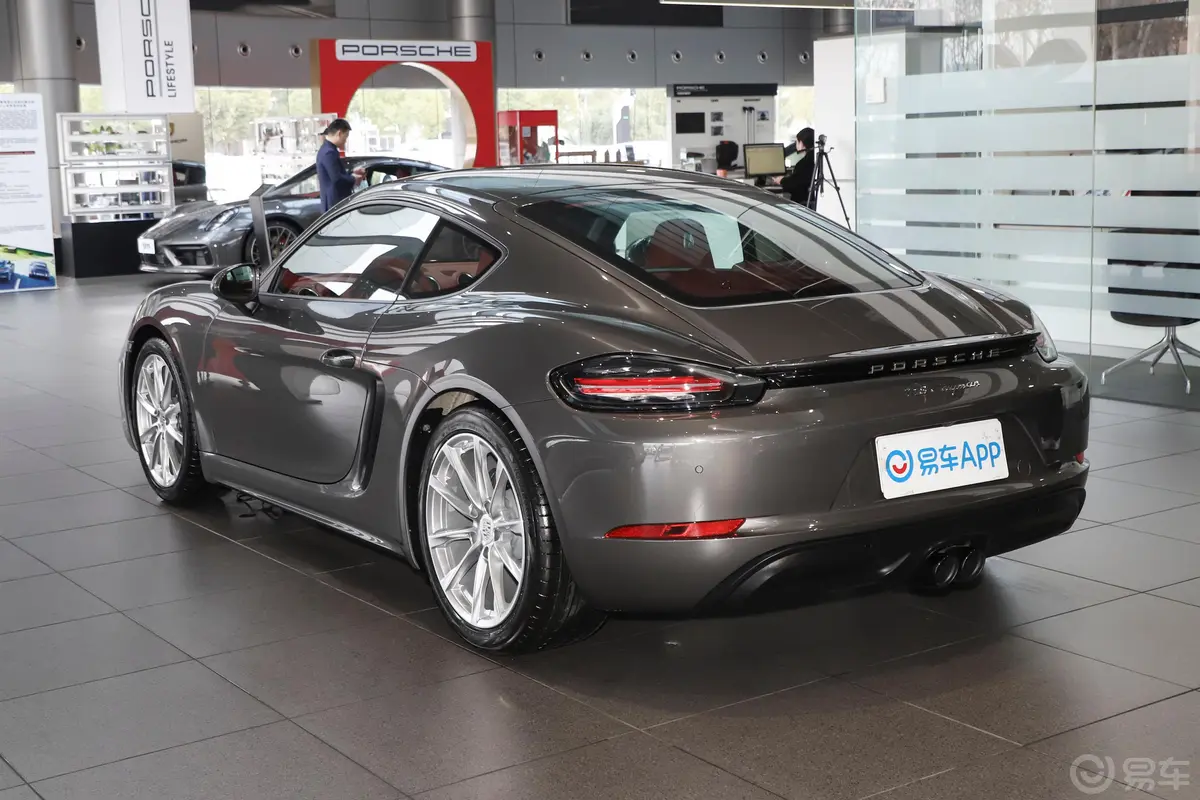 保时捷718Cayman 2.0T侧后45度车头向左水平